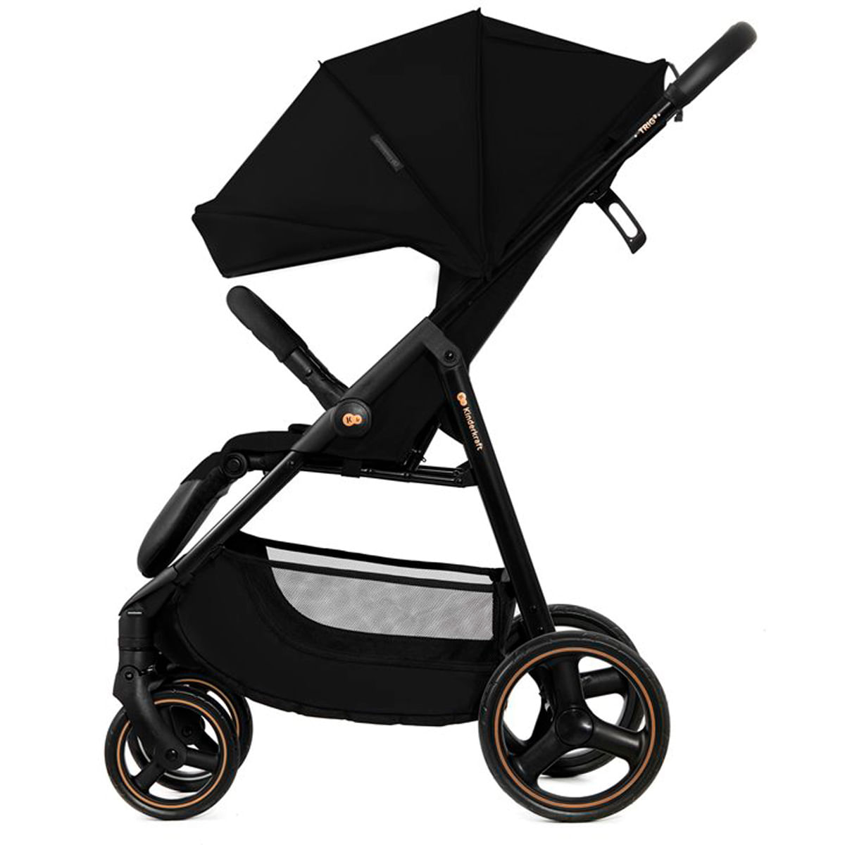 Ein schwarzer Kinderwagen mit Verdeck und goldenen Akzenten. Er hat einen Einkaufskorb und vier Räder. Der Markenname ist sichtbar.