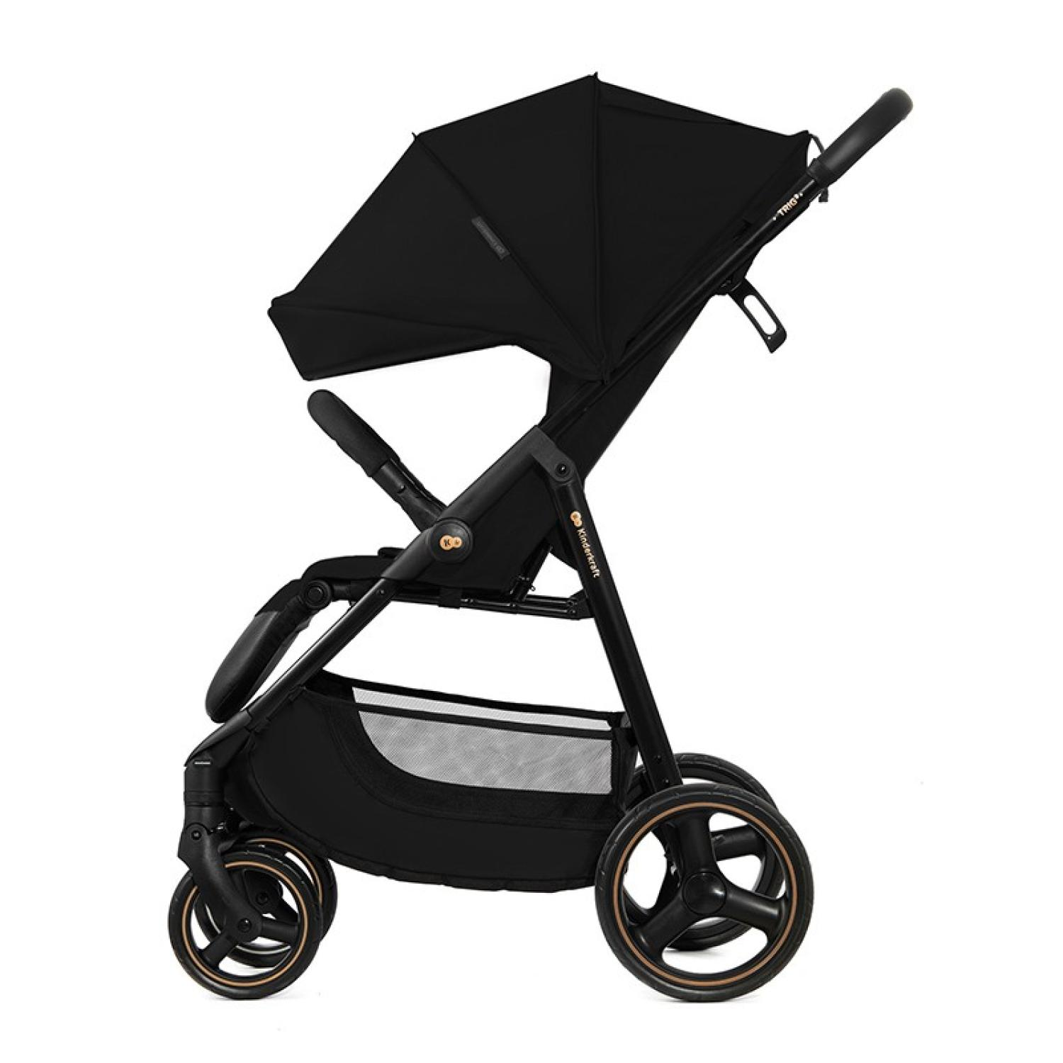 Schwarzer Kinderwagen mit Verdeck, Griff und Rädern auf weißem Hintergrund. Der Kinderwagen ist für ein Kind konzipiert.