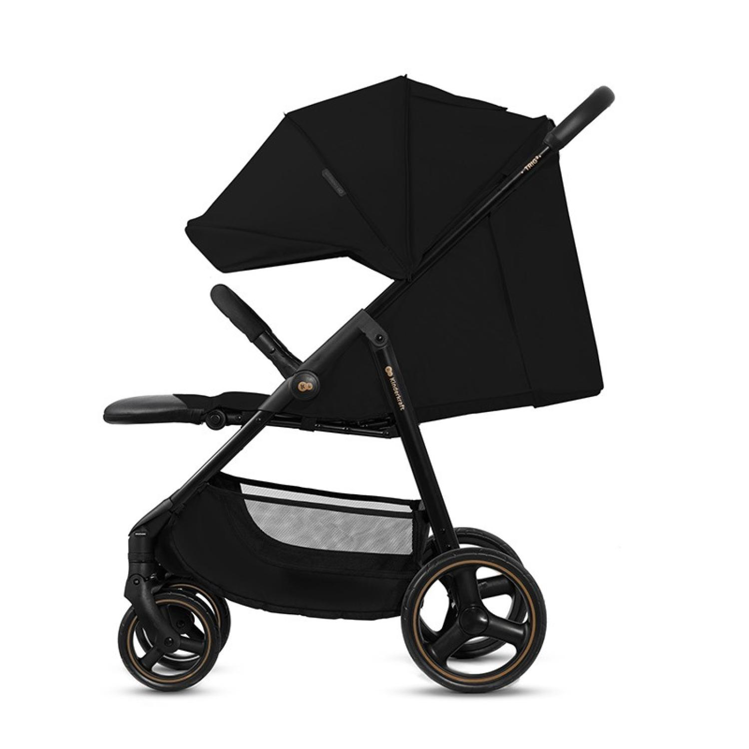 Ein schwarzer Kinderwagen mit Verdeck, schwarzen Rädern mit goldenen Akzenten und einem Aufbewahrungskorb, vor weißem Hintergrund.