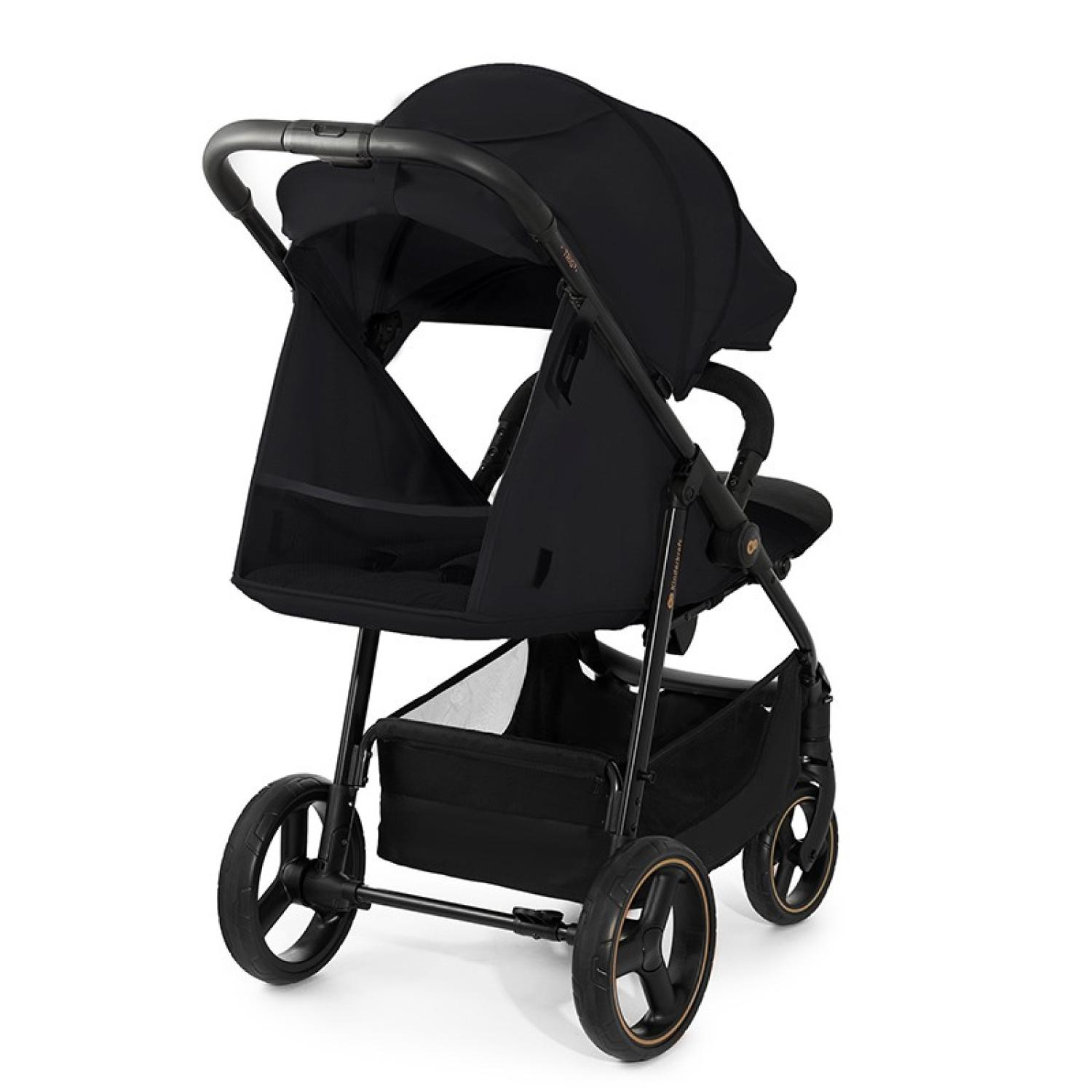 Schwarzer Kinderwagen mit Verdeck, Korb und drei Rädern. Der Kinderwagen steht auf weißem Hintergrund.