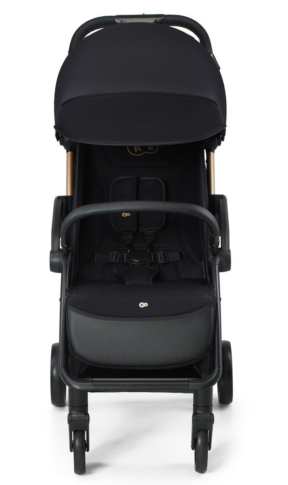 Ein schwarzer Kinderwagen mit Verdeck. Er hat einen schwarzen Sitz, einen Sicherheitsbügel und goldfarbene Rahmenakzente. Die Räder sind ebenfalls schwarz.