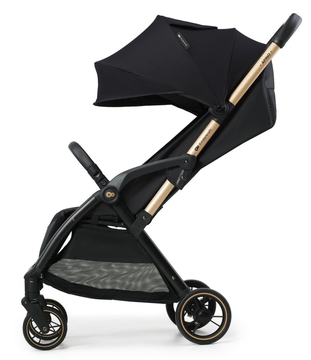 Ein schwarzer und goldener Kinderwagen ist nach rechts abgewinkelt. Er hat ein Sonnensegel, einen Stauraum und vier Räder mit goldenen Akzenten.