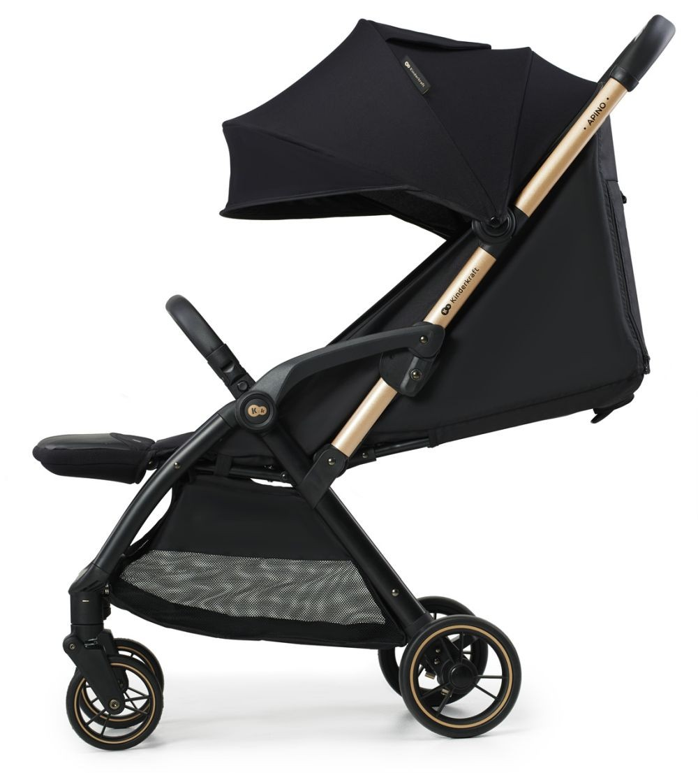 Ein schwarzer und goldener Kinderwagen wird seitlich gezeigt. Er hat ein Verdeck, einen Sitz und Räder. Der Kinderwagen steht auf weißem Untergrund.
