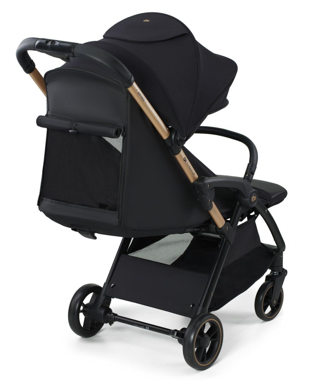 Schwarzer Kinderwagen auf weißem Hintergrund. Merkmale: schwarzer Rahmen, Räder, Sitz, Verdeck und Aufbewahrungskorb. Griff ist braun.