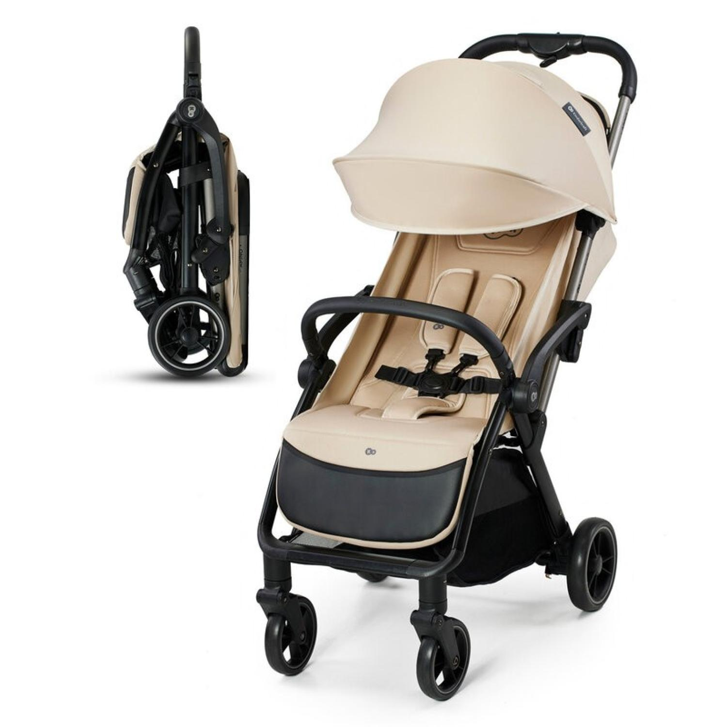 Ein beiger und schwarzer Kinderwagen wird offen und zusammengeklappt gezeigt. Der offene Kinderwagen steht vorne, einer zusammengeklappt dahinter, beide vor weißem Hintergrund.