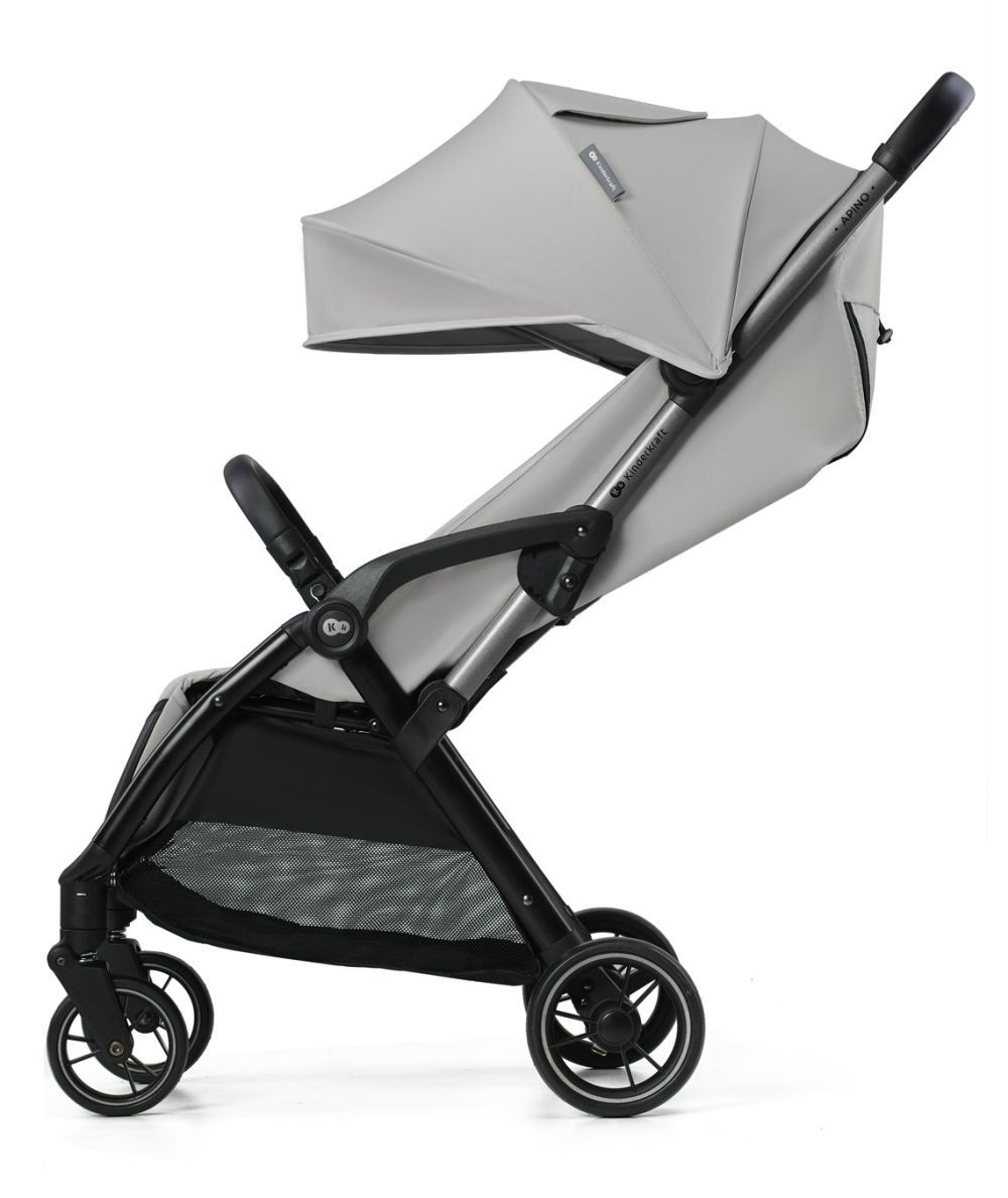 Ein grauer und schwarzer Kinderwagen, Seitenansicht. Er hat ein Sonnendach, einen Griff, vier Räder und einen Aufbewahrungskorb. Der Markenname ist sichtbar.