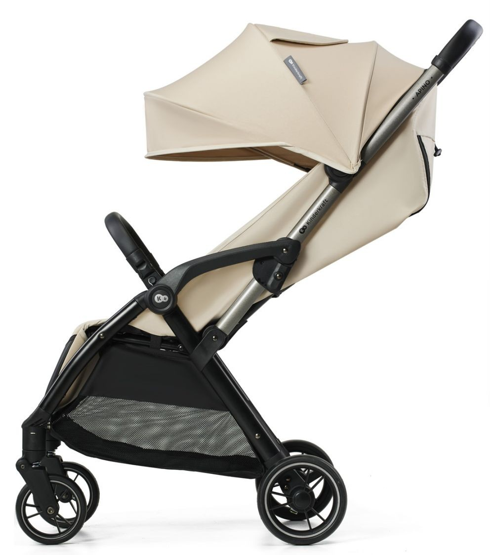 Ein beigefarbener und schwarzer Kinderwagen mit Verdeck, schwarzem Rahmen und vier Rädern. Der Kinderwagen ist nach links abgewinkelt.