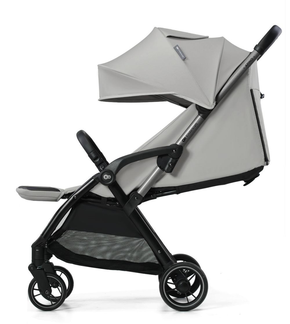 Ein grauer Kinderwagen mit Sonnenschutz. Es hat schwarze Räder und einen Rahmen. Der Kinderwagen steht auf weißem Hintergrund, nach rechts abgewinkelt.