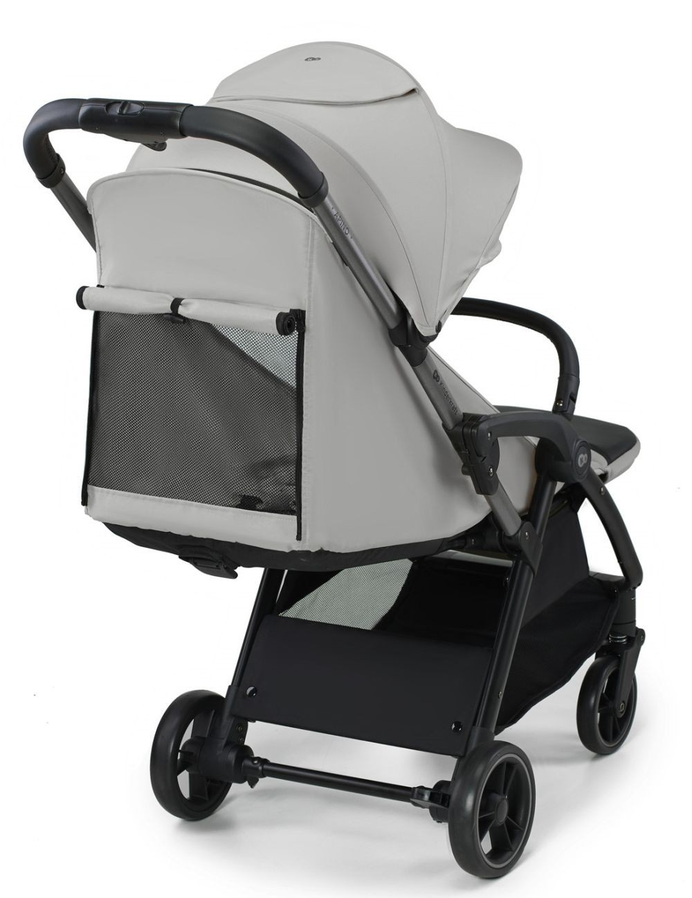 Ein hellgrauer Kinderwagen mit schwarzen Akzenten. Er hat ein Sonnensegel, einen Stauraum und vier Räder. Der Griff ist schwarz.