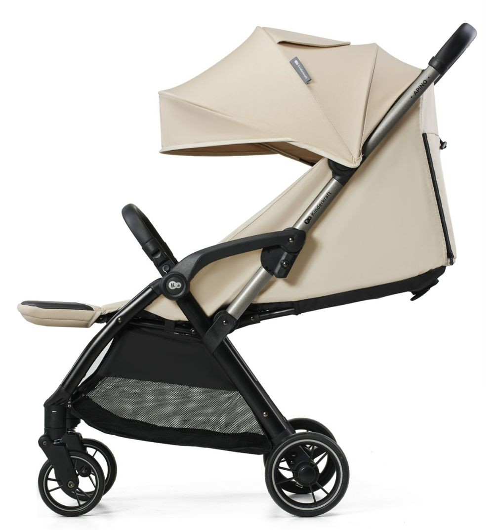 Ein beiger und schwarzer Kinderwagen wird gezeigt. Er hat ein Verdeck, Griffe und Räder. Der Kinderwagen wird von der Seite gezeigt.