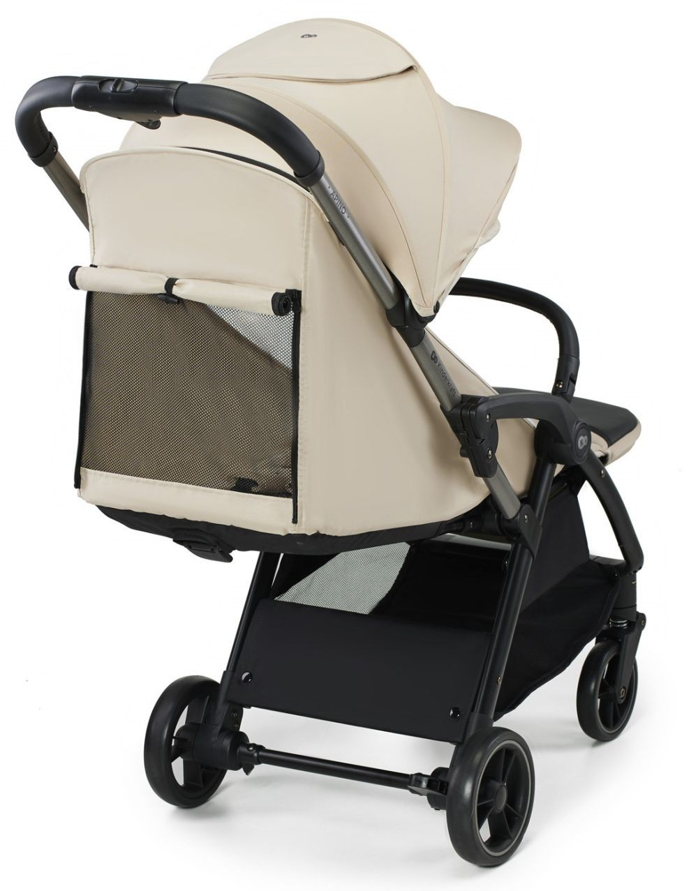 Beige und schwarzer Kinderwagen. Verfügt über ein Sonnensegel, einen Griff und Räder. Enthält einen Einkaufskorb unter dem Sitz.