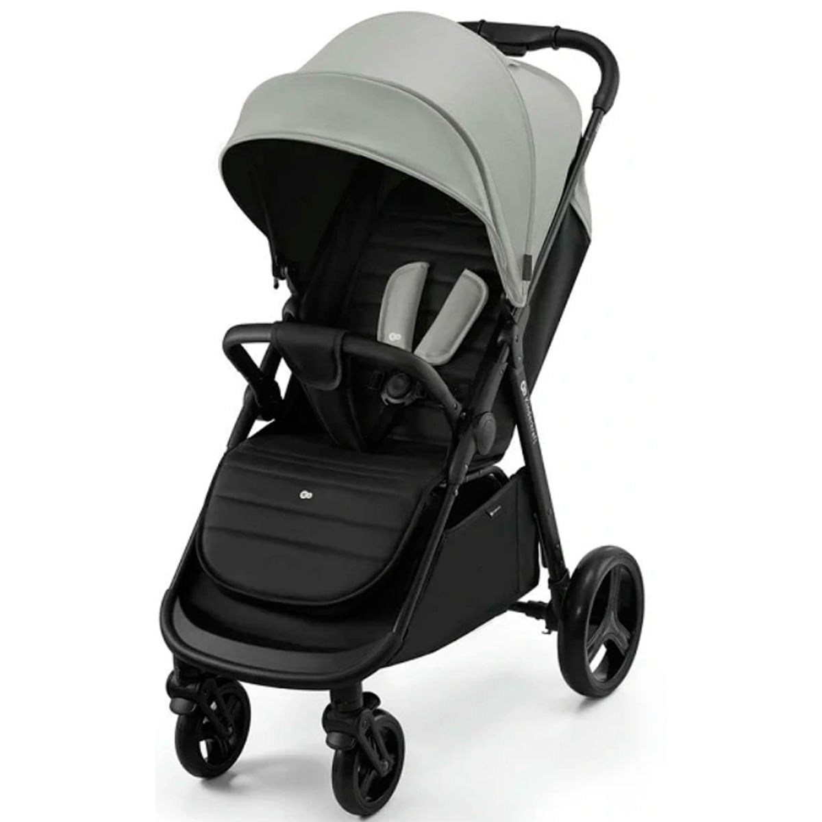 Se muestra un cochecito de bebé gris y negro. Tiene una sombrilla, un asiento y ruedas. El cochecito está sobre un fondo blanco.