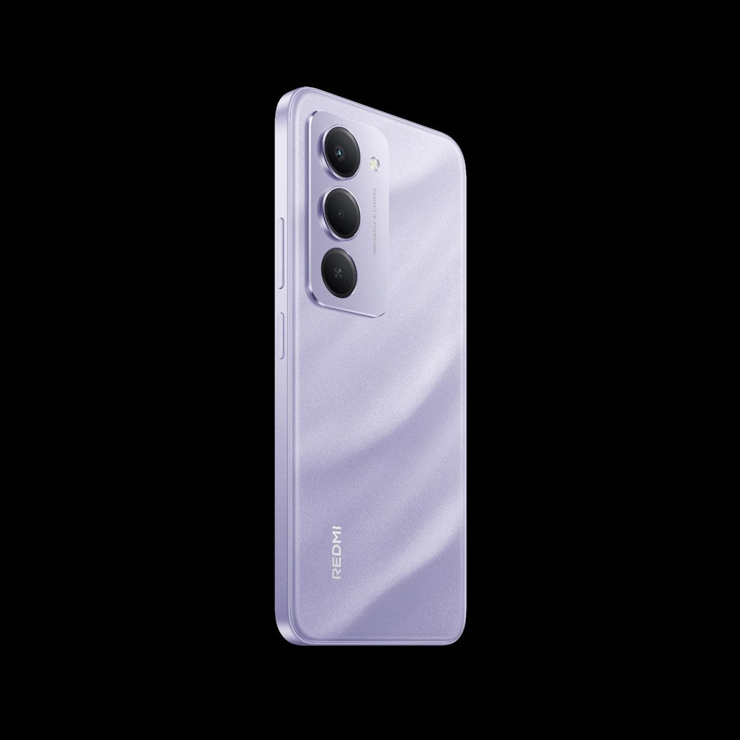 Un smartphone Redmi lavande sur fond noir. Il possède trois caméras et le logo Redmi. Le téléphone est incliné vers la droite.