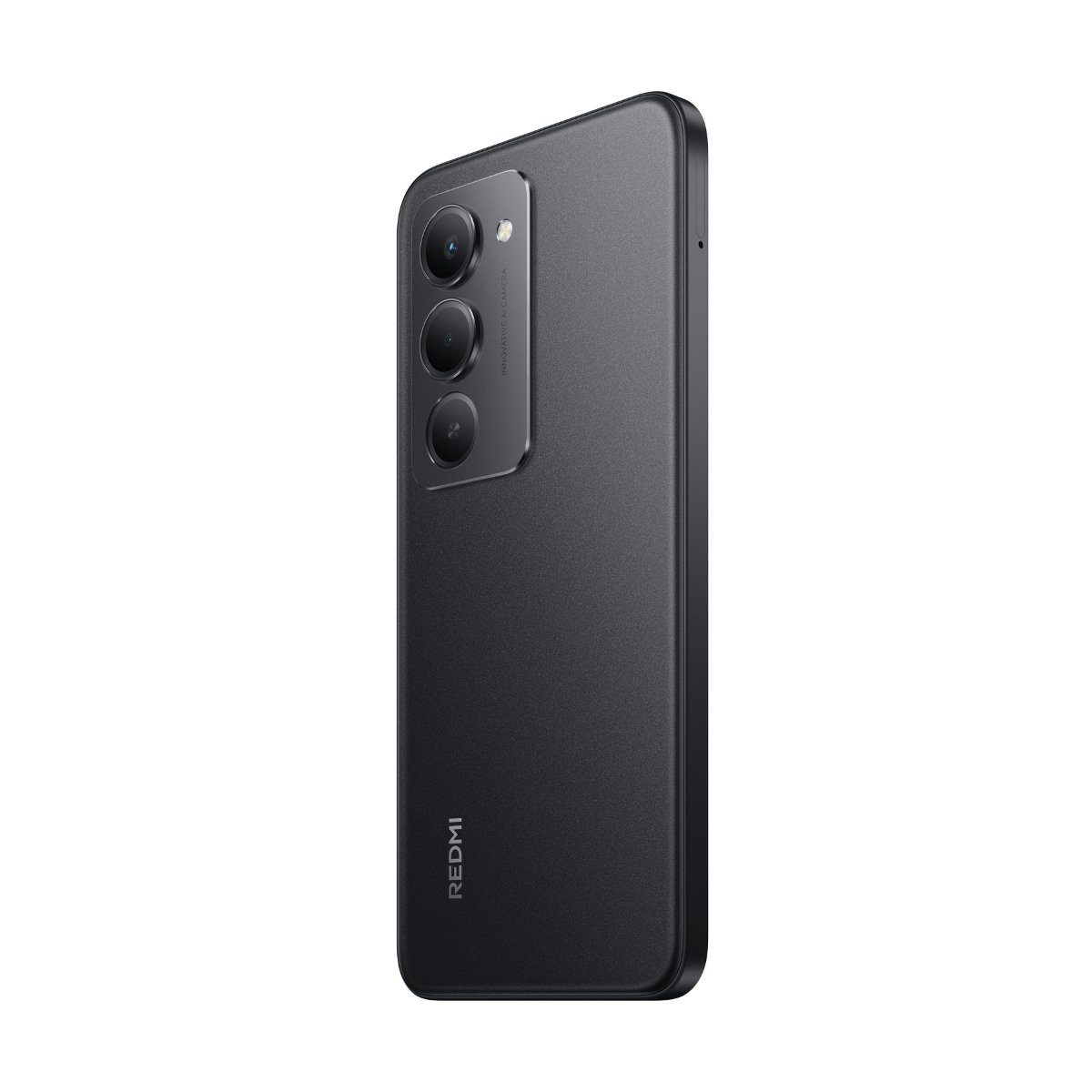 Se muestra un teléfono Redmi negro con tres cámaras. El teléfono está sobre un fondo blanco. El logotipo de Redmi es visible.