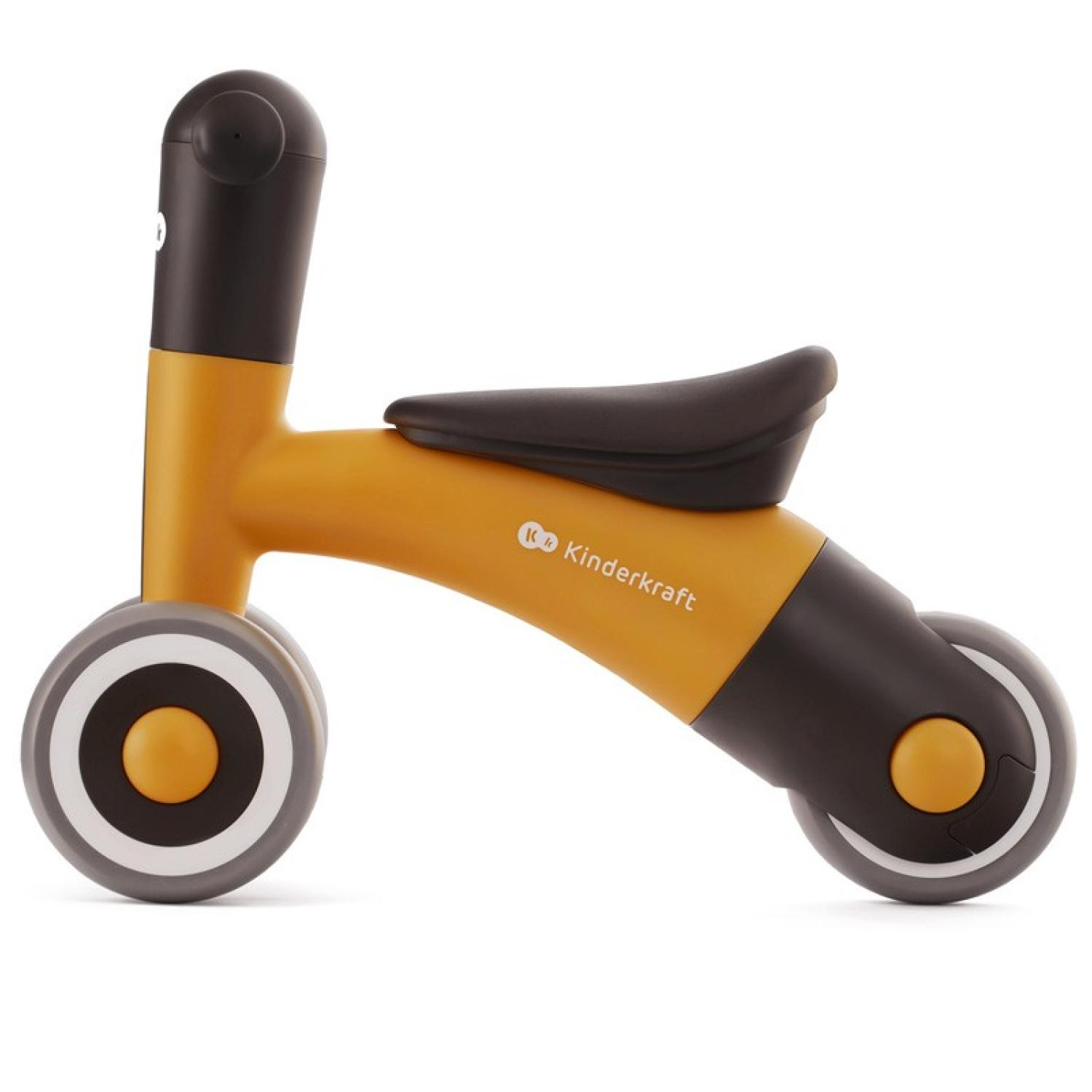 Una bici senza pedali Kinderkraft gialla e nera. Ha due ruote, un sedile e un manubrio. Le ruote sono grigie e bianche.