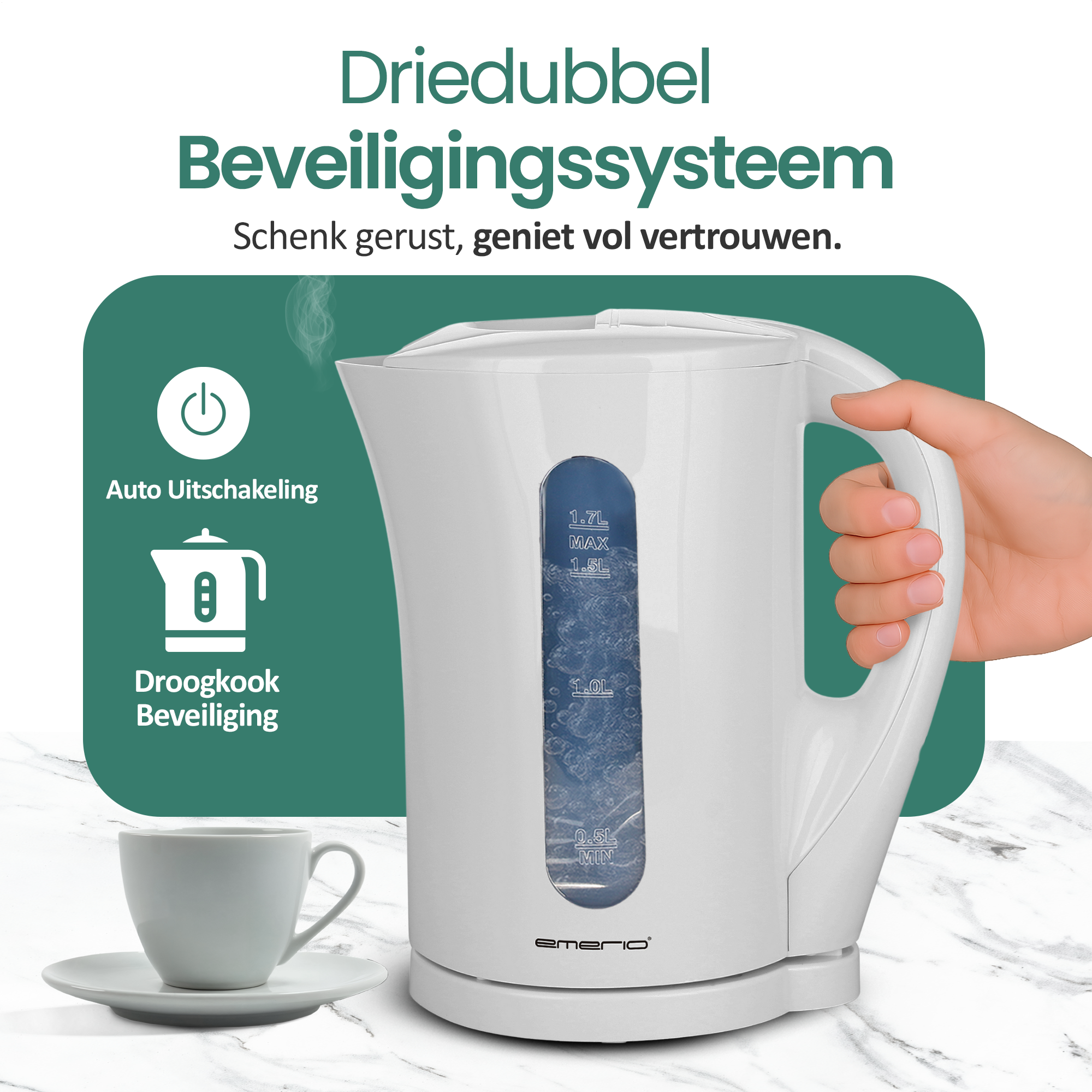 Een witte elektrische waterkoker met een blauwe waterniveau-indicator. Een hand houdt de handgreep vast. Een kop en schotel staan op de voorgrond.