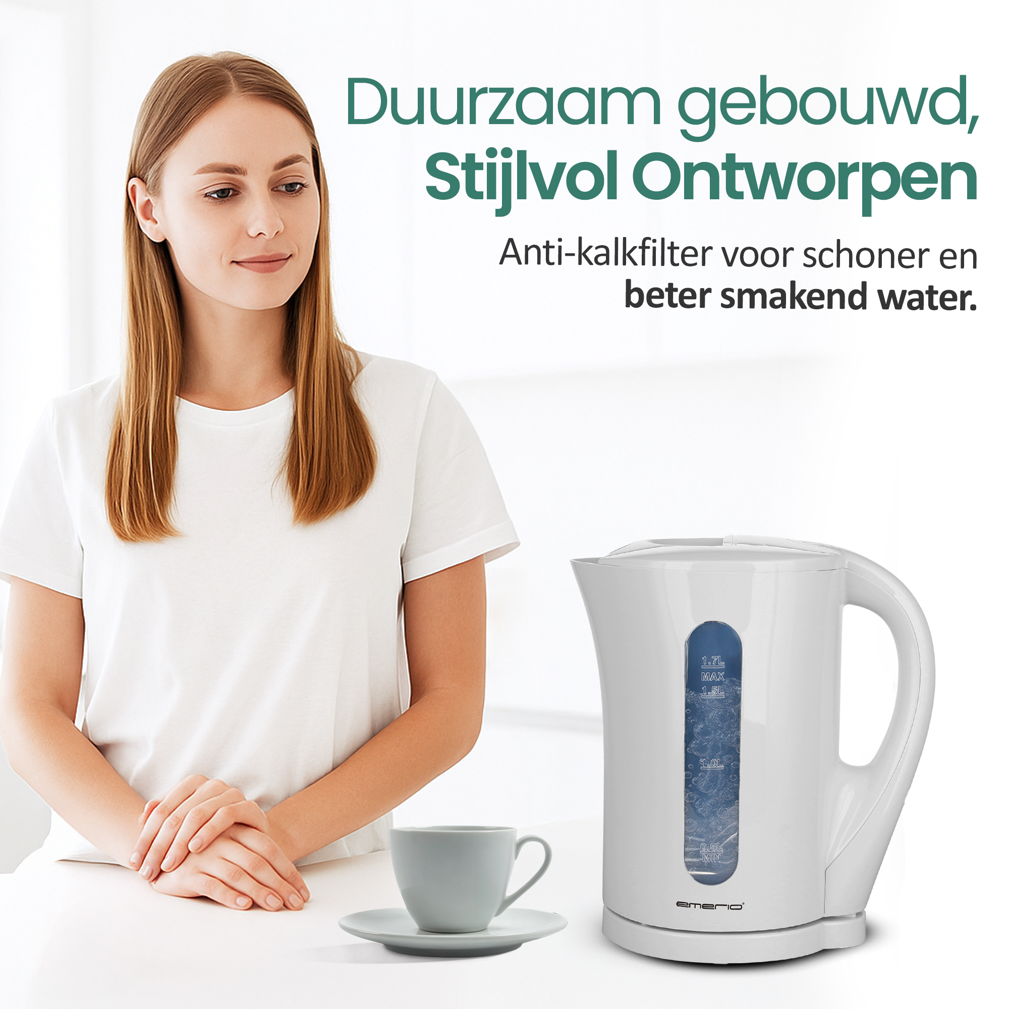 Vrouw bij een witte waterkoker met waterniveau-indicator. Een kopje koffie staat op een schoteltje. Tekst in het Nederlands.
