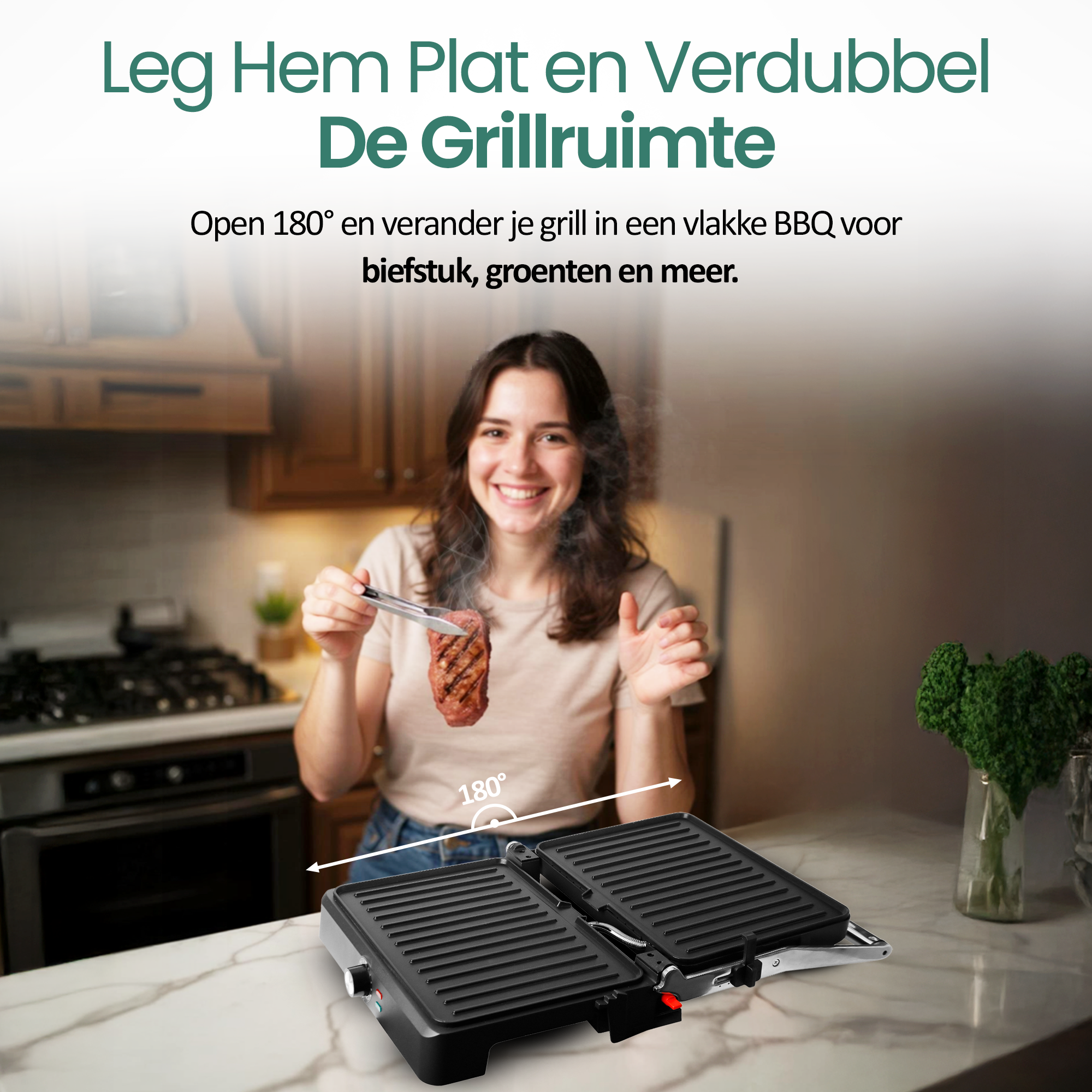 Une femme sourit, tenant un steak cuit avec des pinces. Un grill ouvert sur le comptoir, avec du texte en néerlandais en haut.