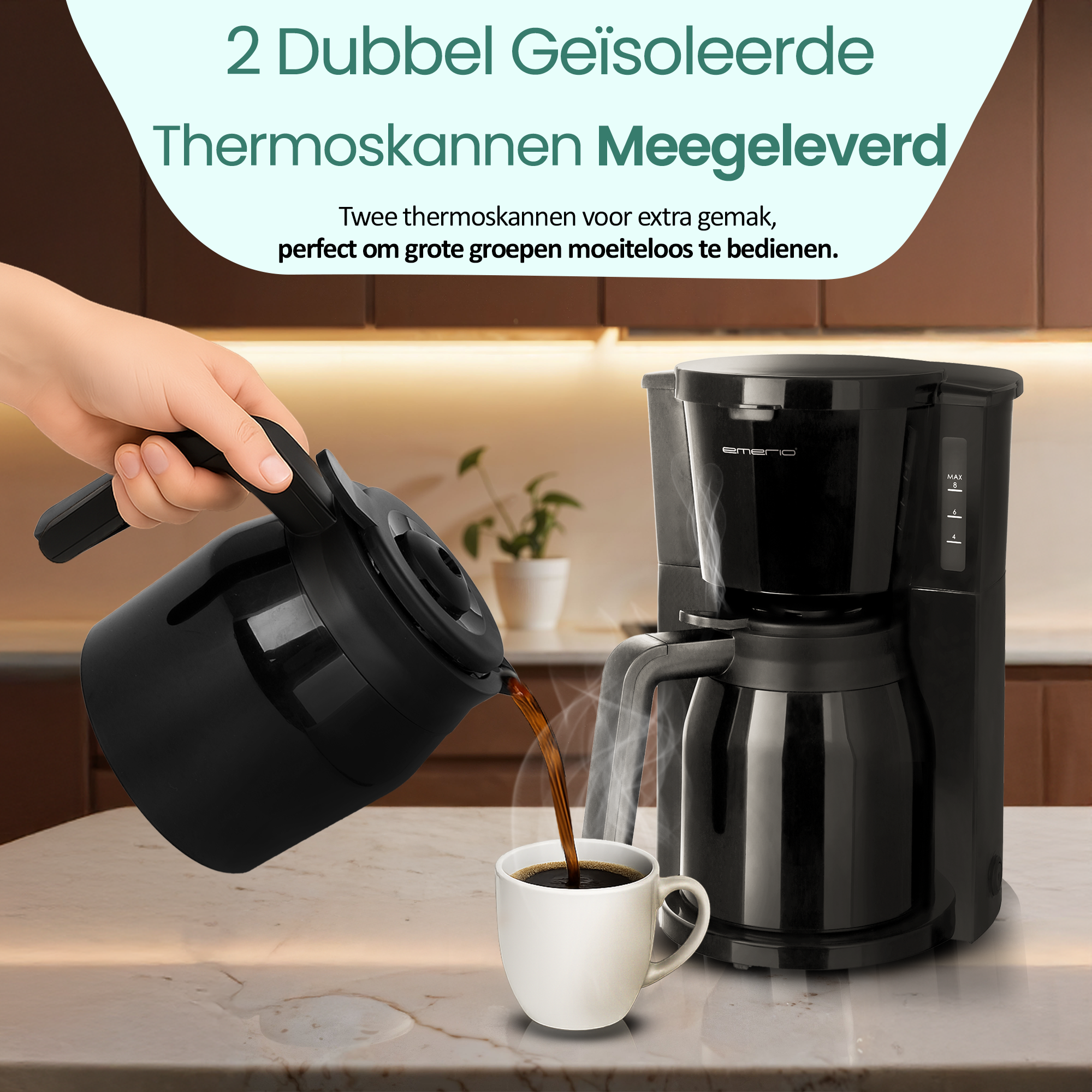 Osoba nalewa kawę z czarnego termosu do białego kubka. Po prawej stronie znajduje się czarny ekspres do kawy.