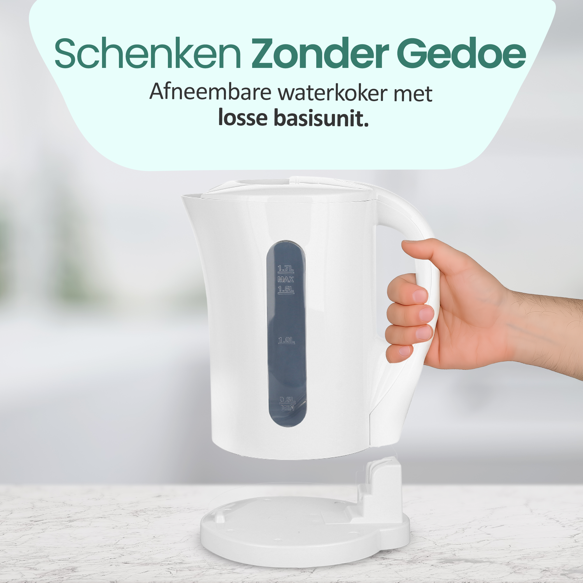 Een witte elektrische waterkoker met handvat, vastgehouden door een hand. Het staat op een witte basis, op een marmeren oppervlak.