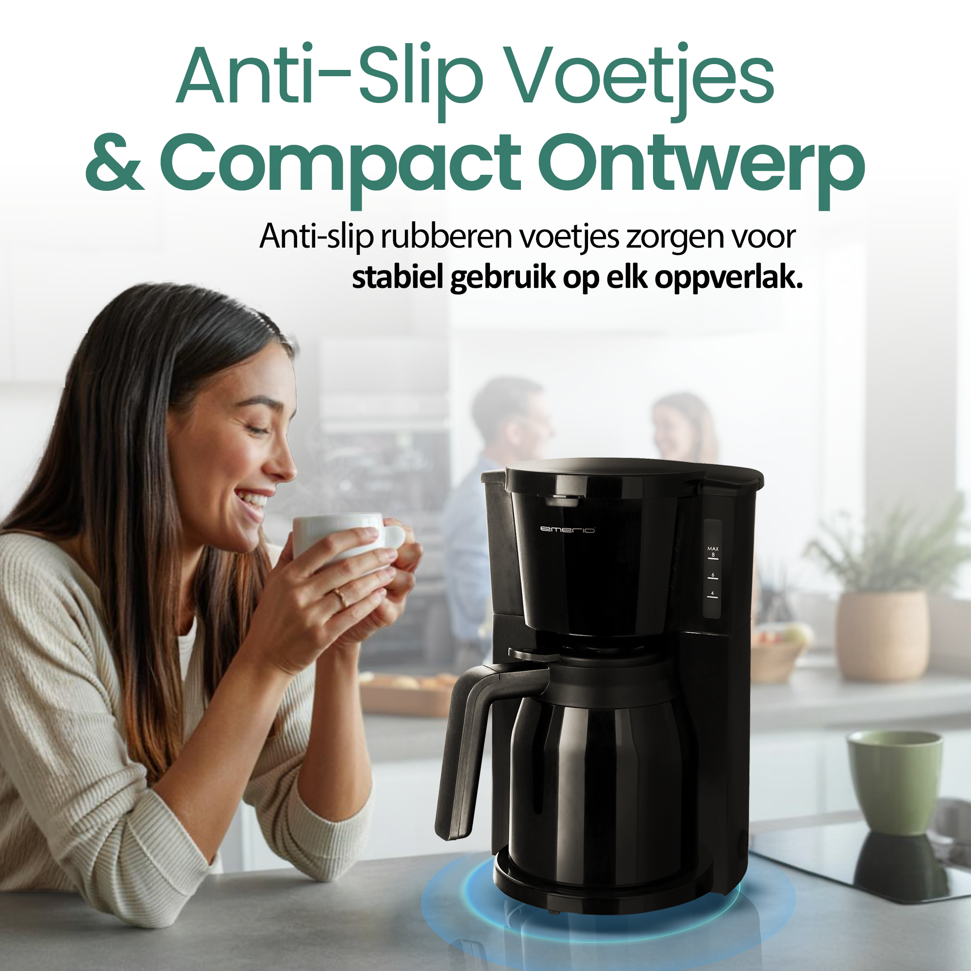 Kobieta pije kawę w pobliżu czarnego ekspresu do kawy. Tekst mówi antypoślizgowe nóżki i kompaktowa konstrukcja.
