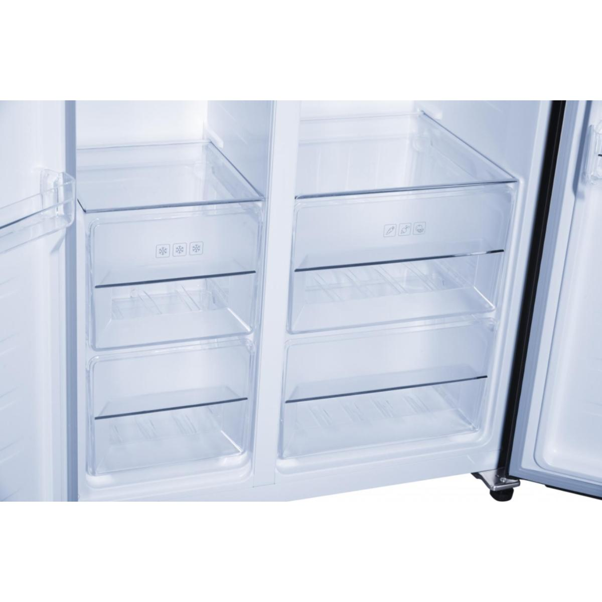Een open, lege koelkast. Het heeft meerdere doorzichtige plastic laden. De binnenkant is wit en de deuren staan half open.