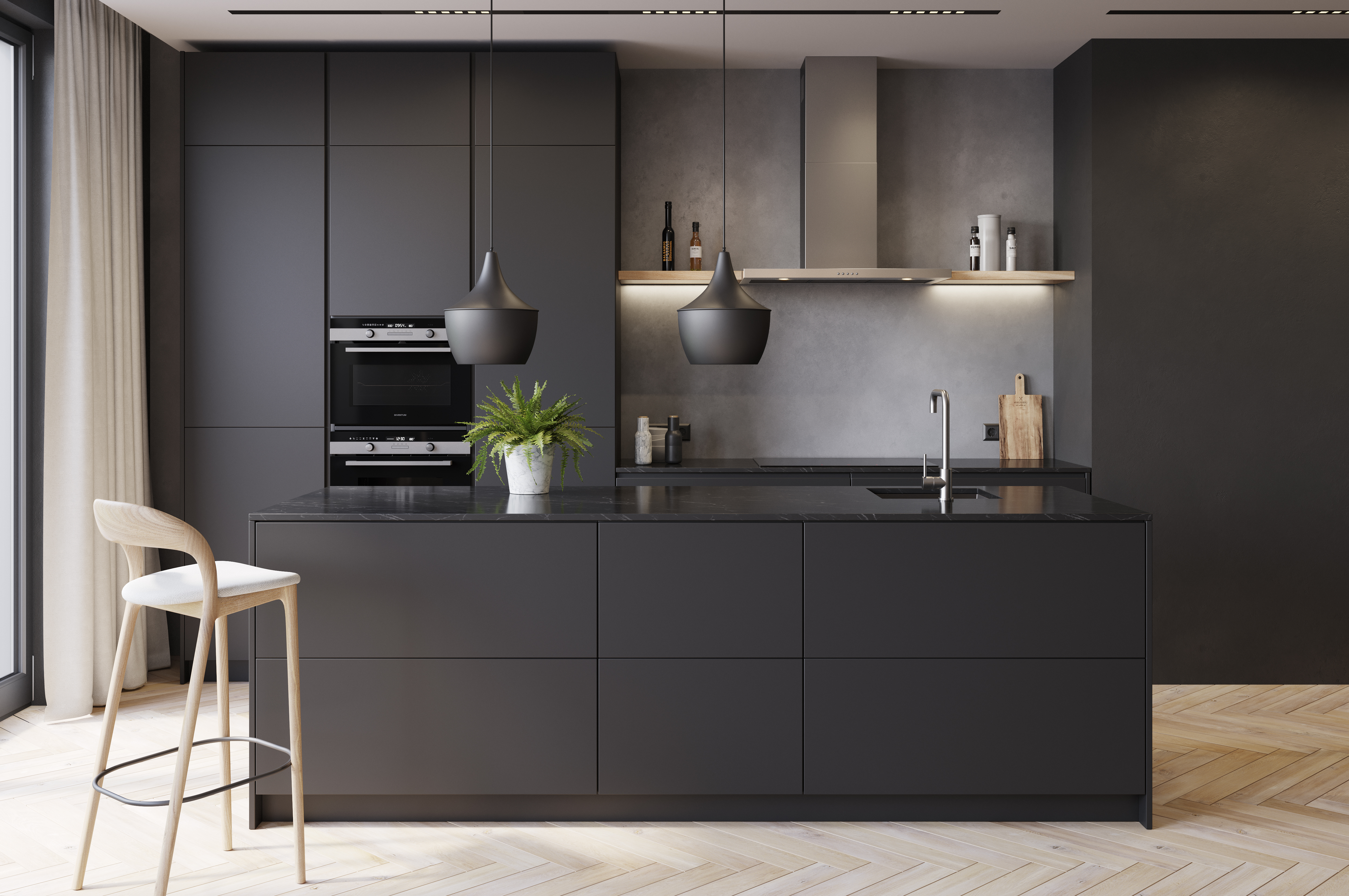 Moderne keuken met zwarte kasten, eiland en houten barkruk. Een varen op het eiland, links een raam.