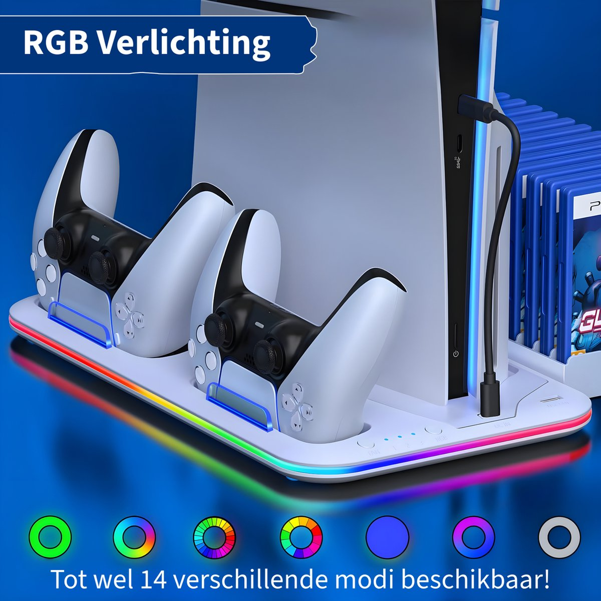 Witte PS5-controllers op een oplaadstation met kleurrijke RGB-verlichting. Een PS5-console en gamecases op de achtergrond.
