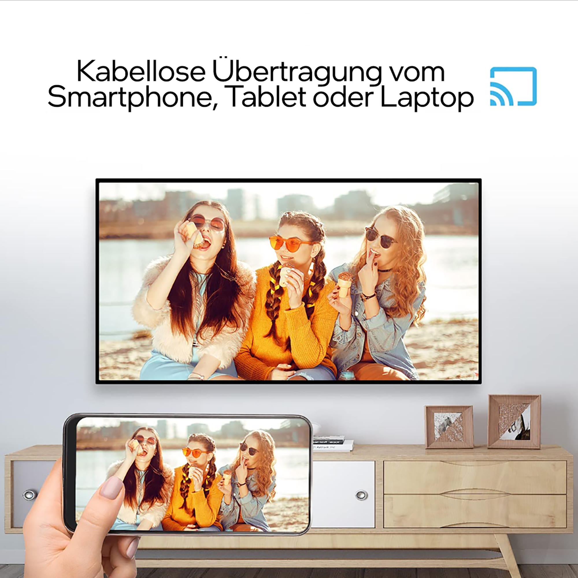 Drei Frauen mit Eis auf einem Fernseher und einem Telefon. Das Telefon zeigt dasselbe Bild wie der Fernseher.