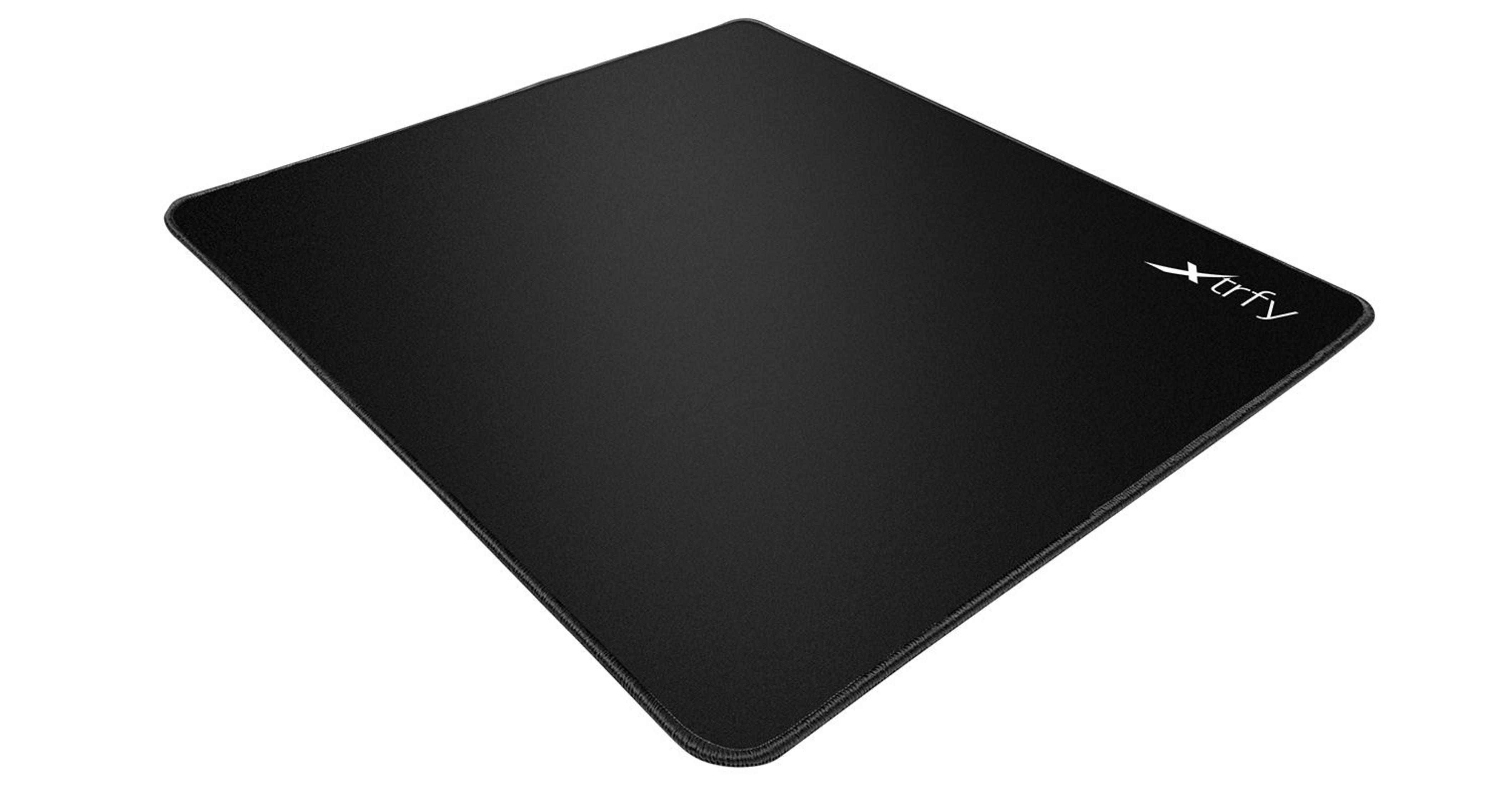 Un tapis de souris rectangulaire noir avec des coins arrondis. Le logo Xtrfy est en blanc dans le coin supérieur droit.