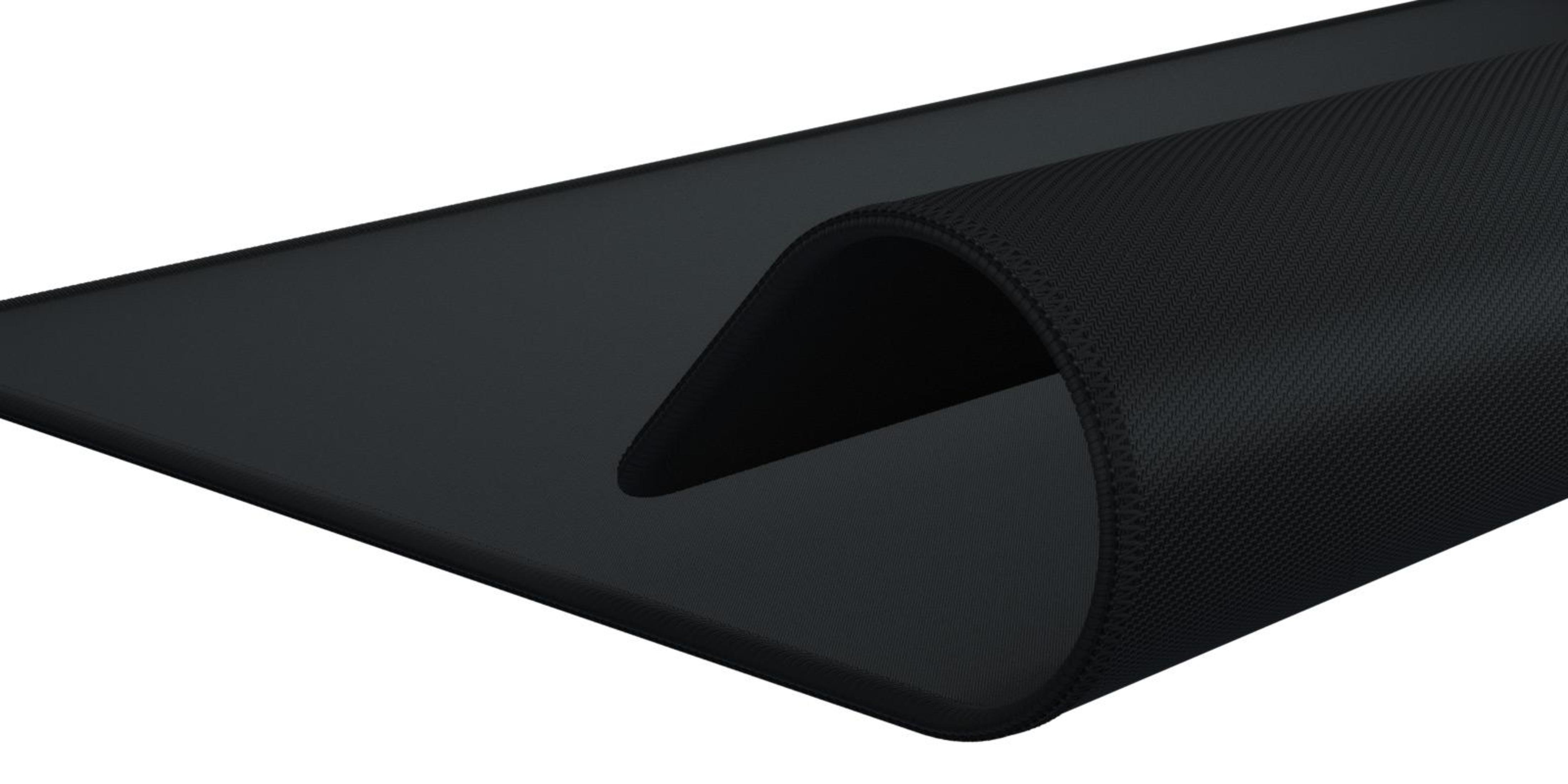 Tapis de souris noir, partiellement enroulé, montrant la surface texturée. Le fond est blanc.