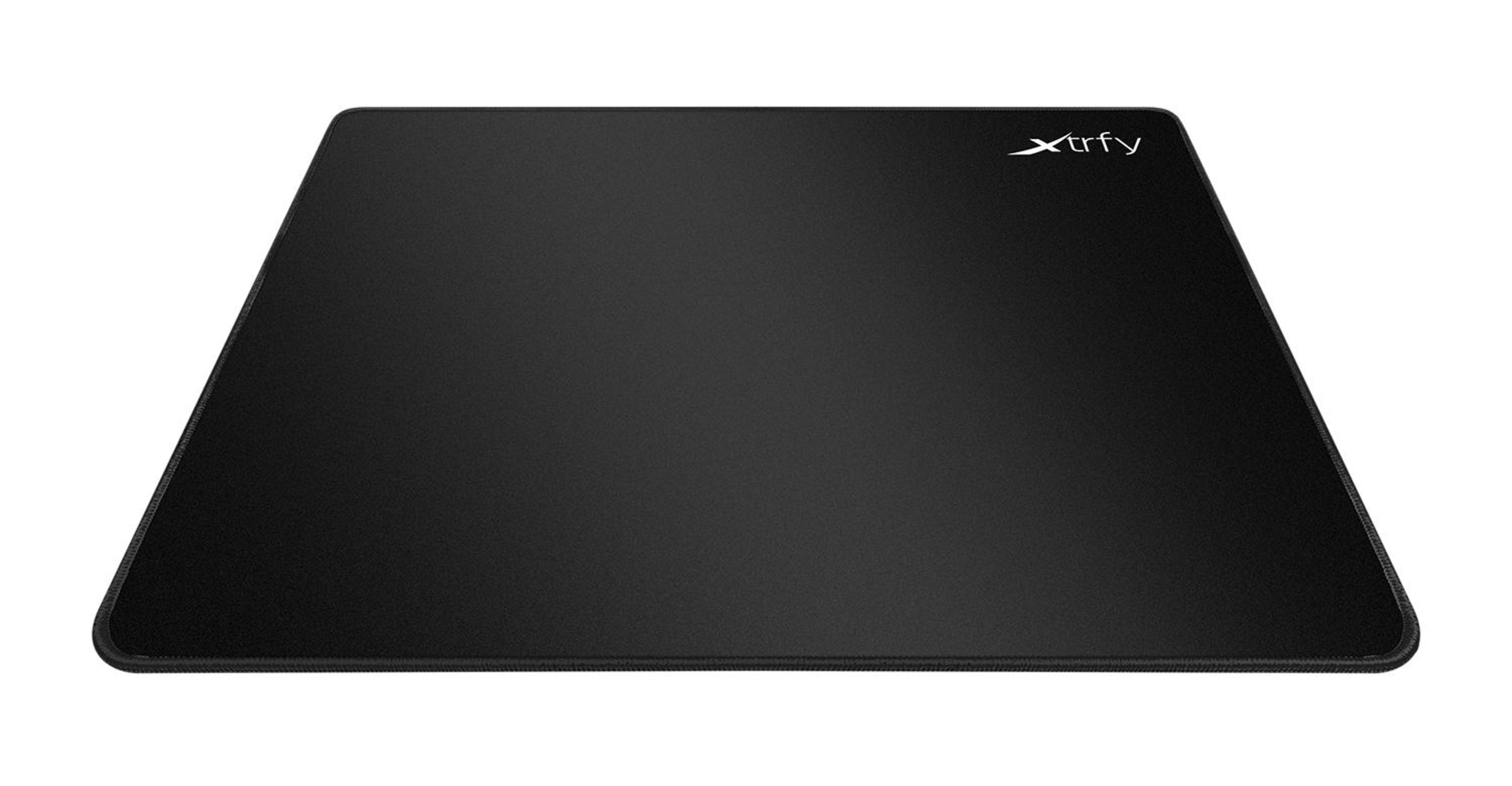 Un tapis de souris Xtrfy noir rectangulaire sur fond blanc. Le logo Xtrfy est en haut à droite.