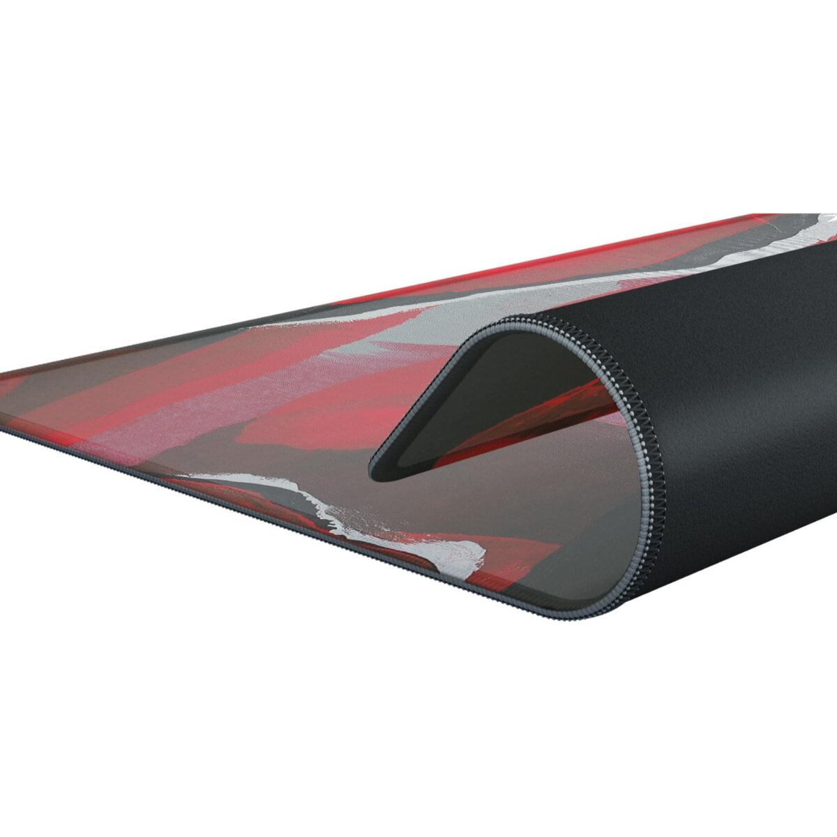 Un tapis de souris avec un motif rouge, noir et blanc est enroulé. Bord noir avec coutures blanches. Le dessous est noir.