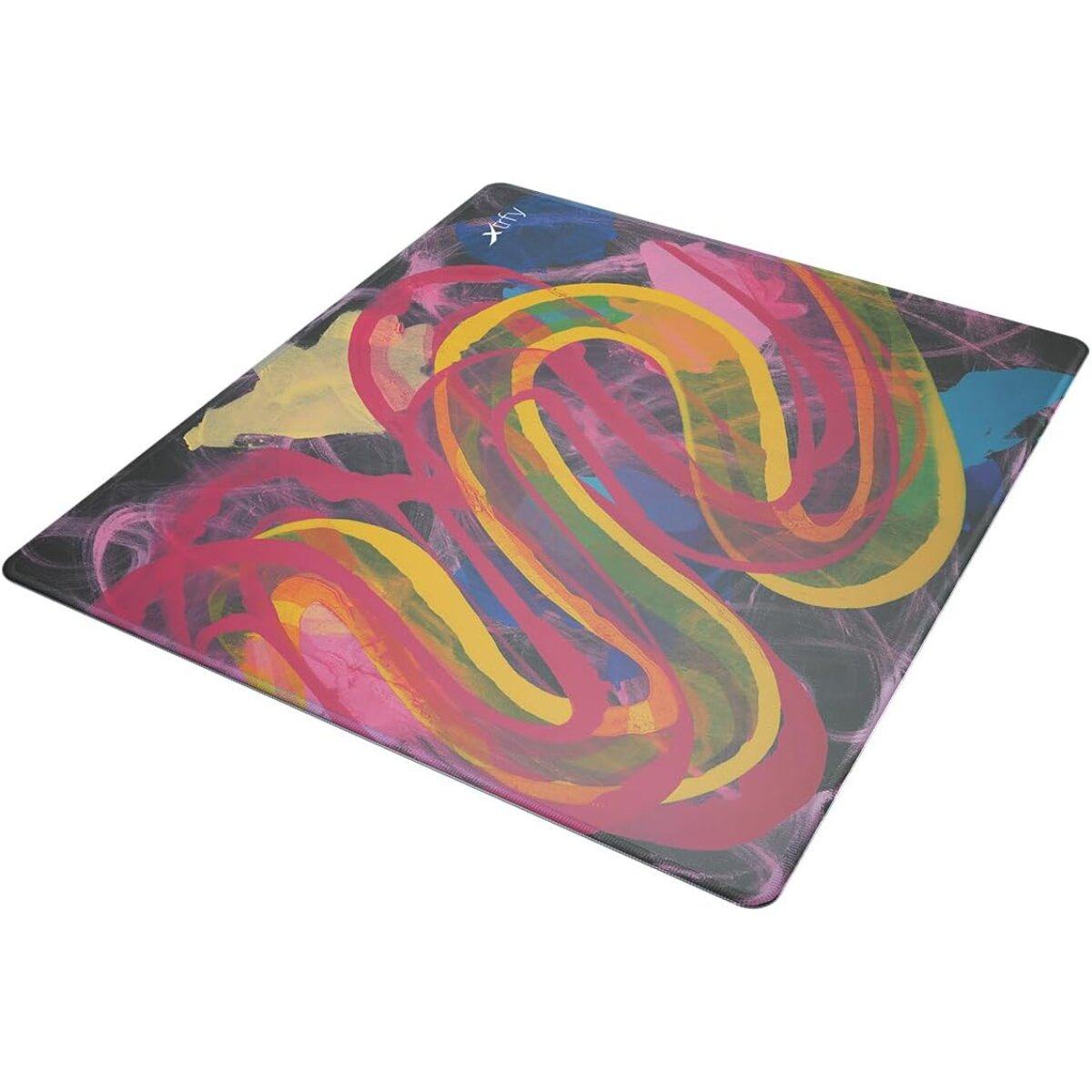 Tapis de souris rectangulaire avec art abstrait. Tourbillons de peinture rose, jaune et bleue sur fond noir. Logo Xtrfy dans le coin.