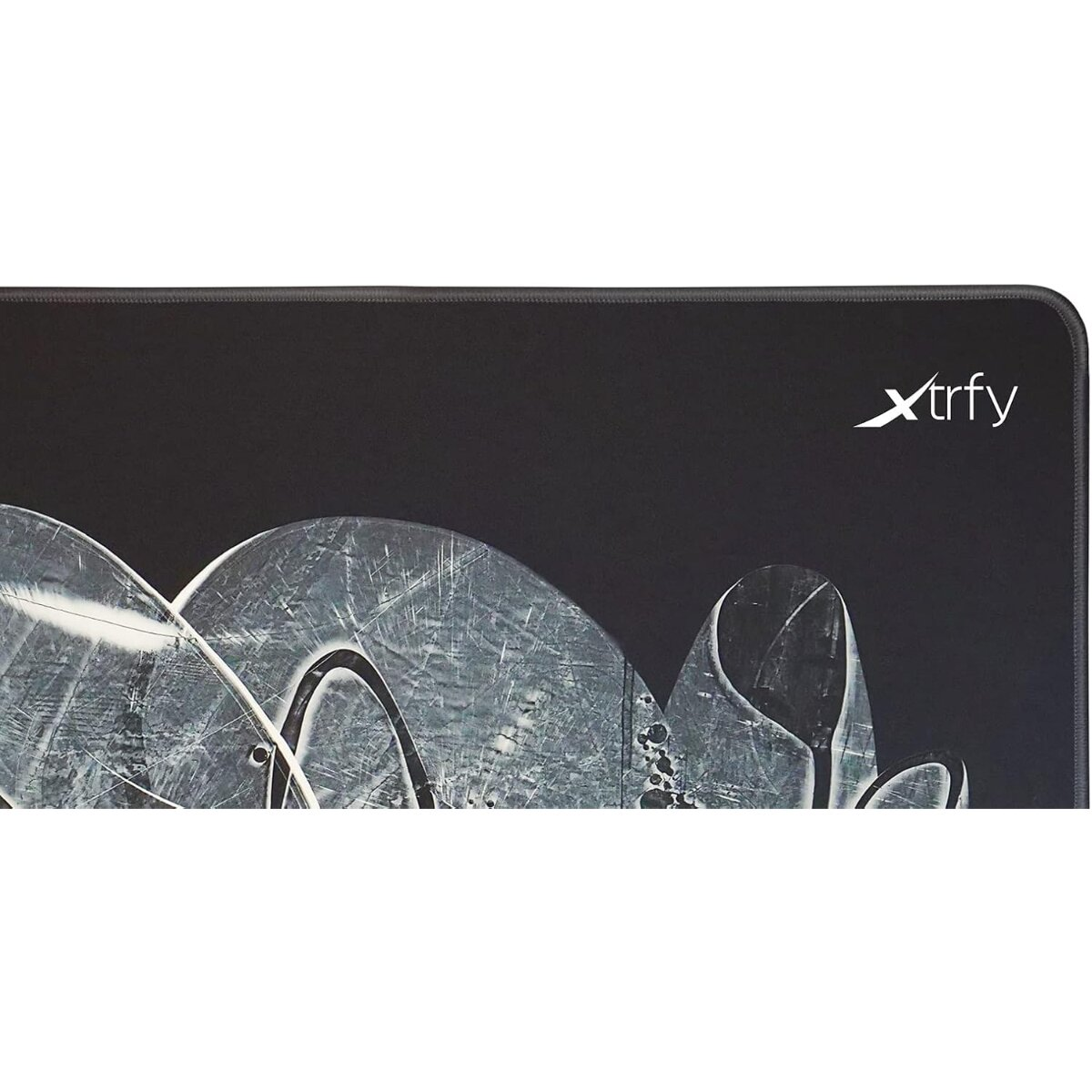 Un tappetino per mouse nero con un design astratto bianco e il logo Xtrfy. Il design è composto da forme curve e trame simili a graffi.