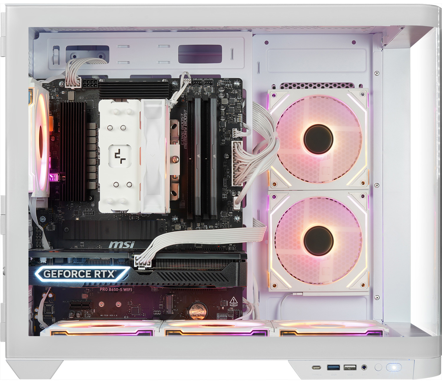 Binnenin een witte computerkast bevinden zich componenten zoals een moederbord, grafische kaart, koeler en ventilatoren, allemaal verlicht met RGB-verlichting.