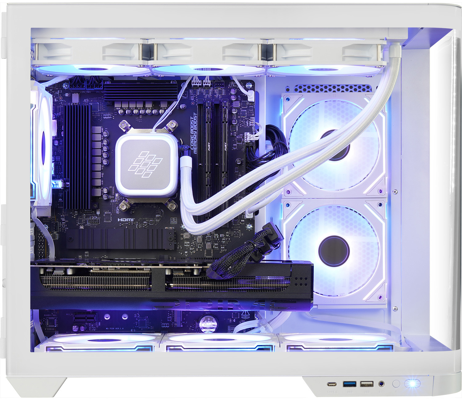 In einem weißen Computergehäuse ist ein Motherboard mit Lüftern, einer Grafikkarte und einem Flüssigkeitskühler zu sehen. Das Gehäuse hat blaue Beleuchtung.