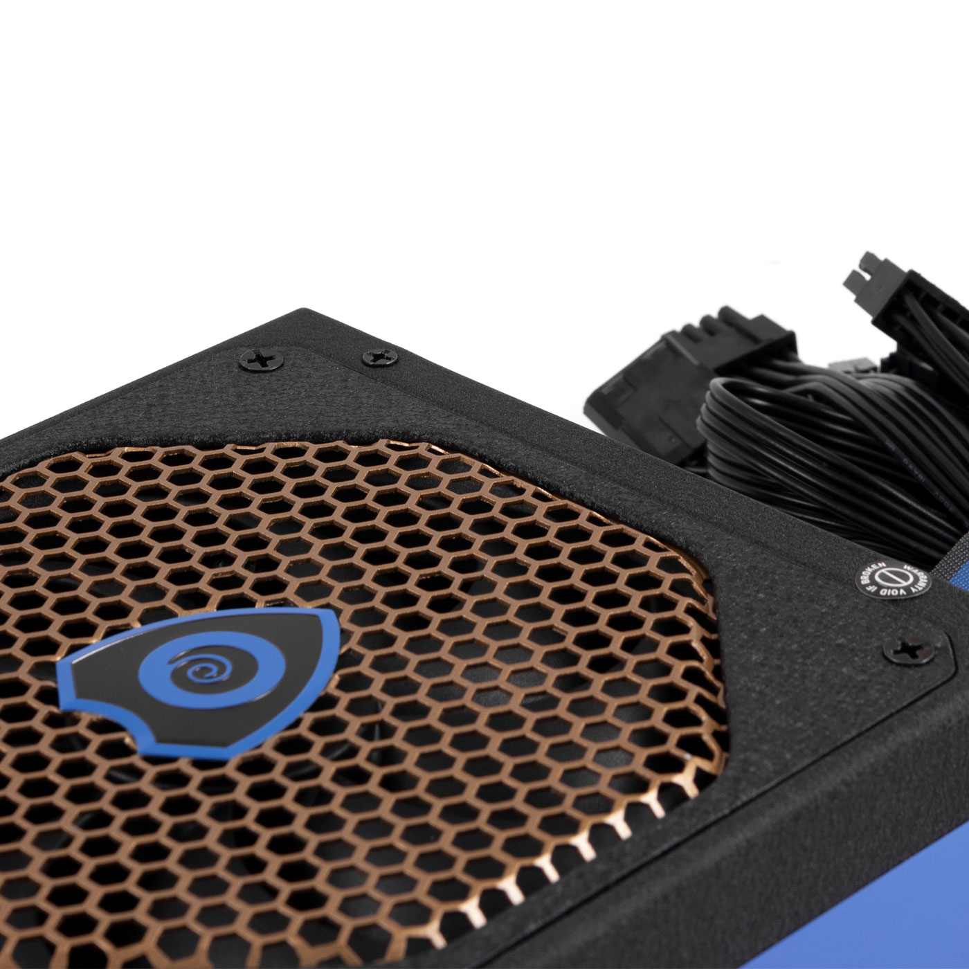 Primo piano di un alimentatore per computer. È visibile una griglia a nido d'ape nera e bronzo. Cavi e connettori a destra.