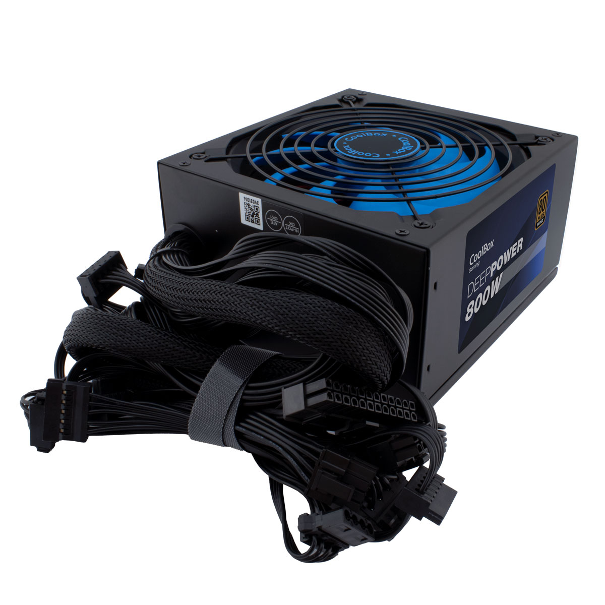 Un alimentatore per computer nero con ventola blu e cavi neri. Il marchio CoolBox DeepPower 800W è visibile.