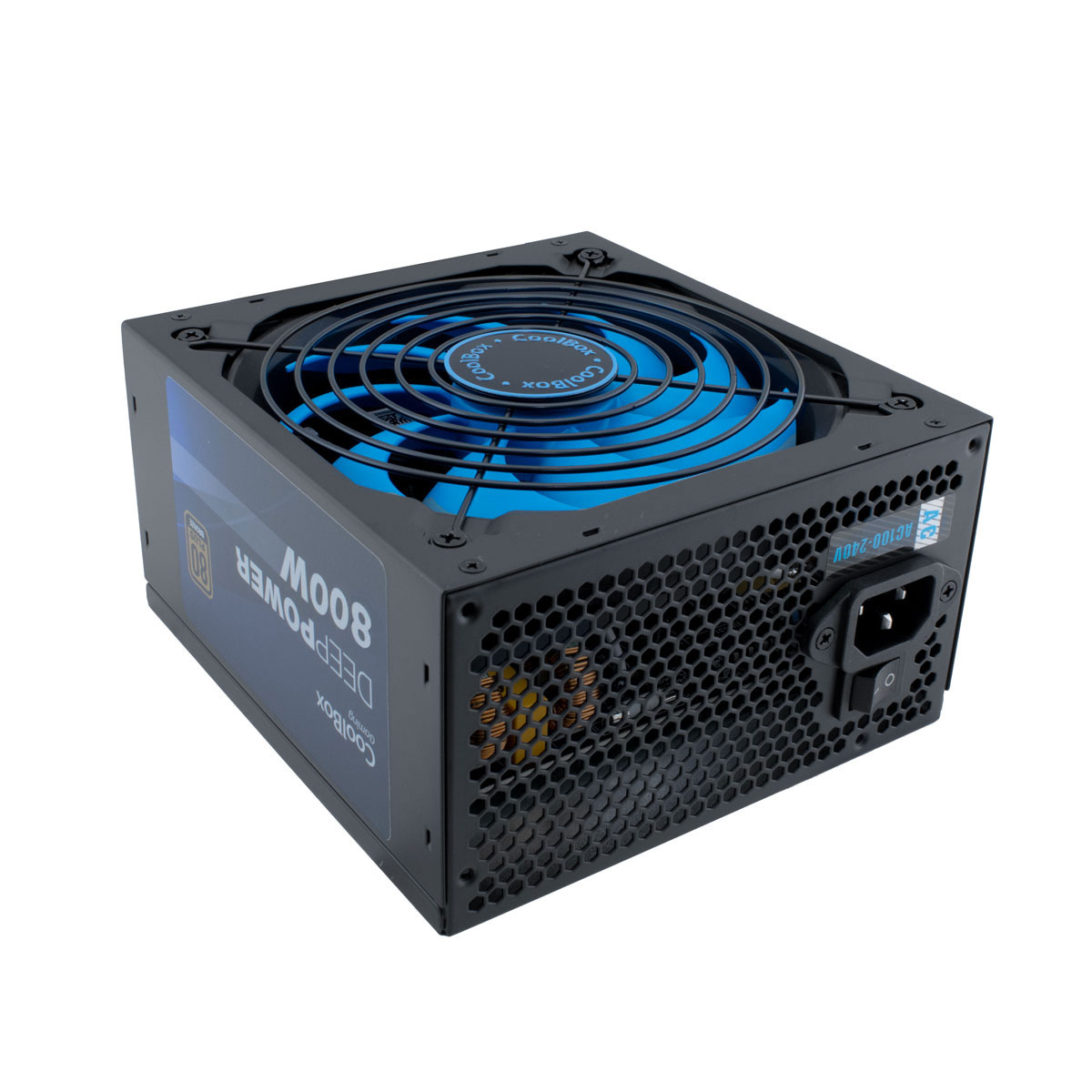 Un alimentatore nero CoolBox Deep Power 800W. Ha una ventola blu, un ingresso di alimentazione e un lato a nido d'ape per la ventilazione.