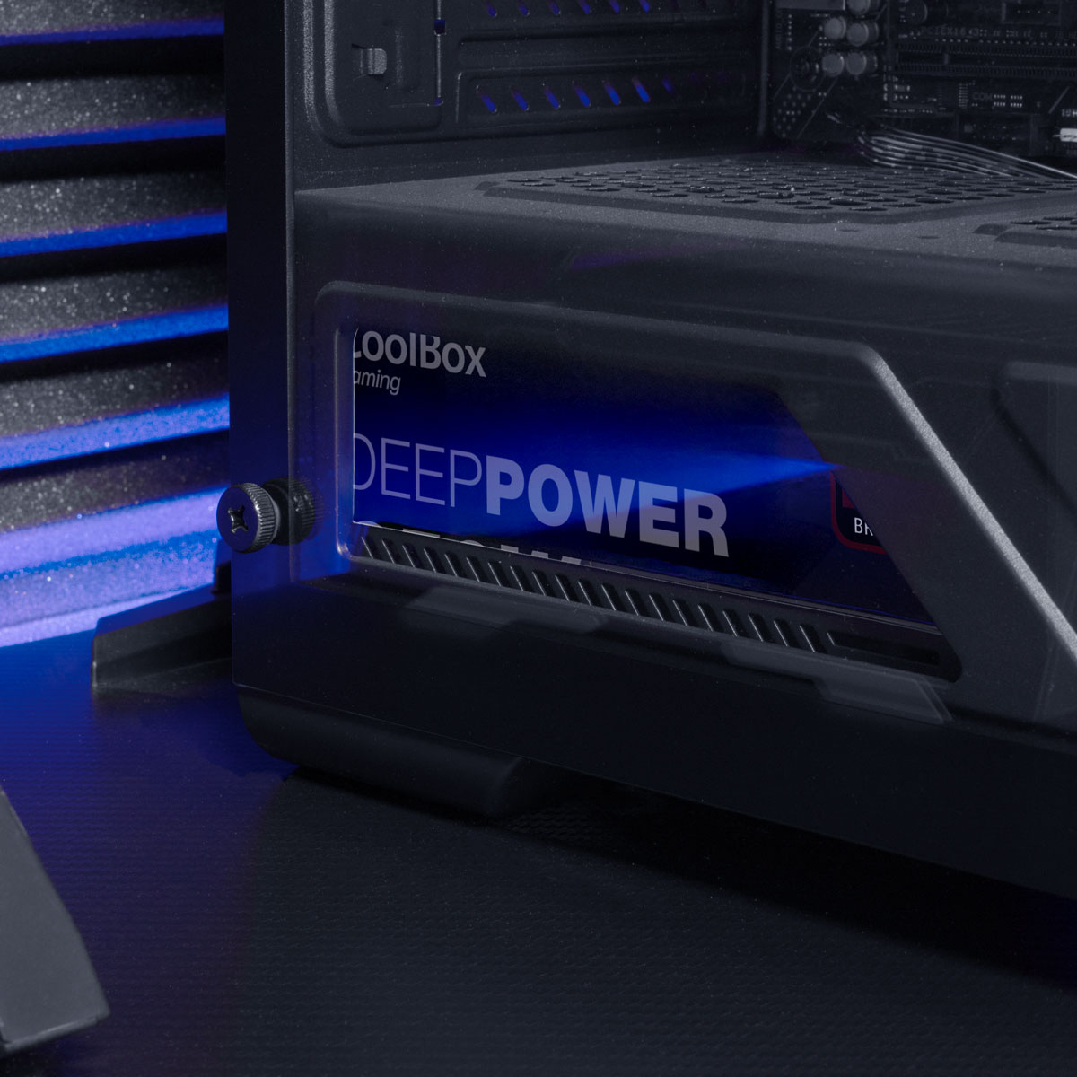 Primo piano di un case nero per computer. Le parole 'DEEPPOWER' sono visibili con illuminazione blu. Una vite è in primo piano.