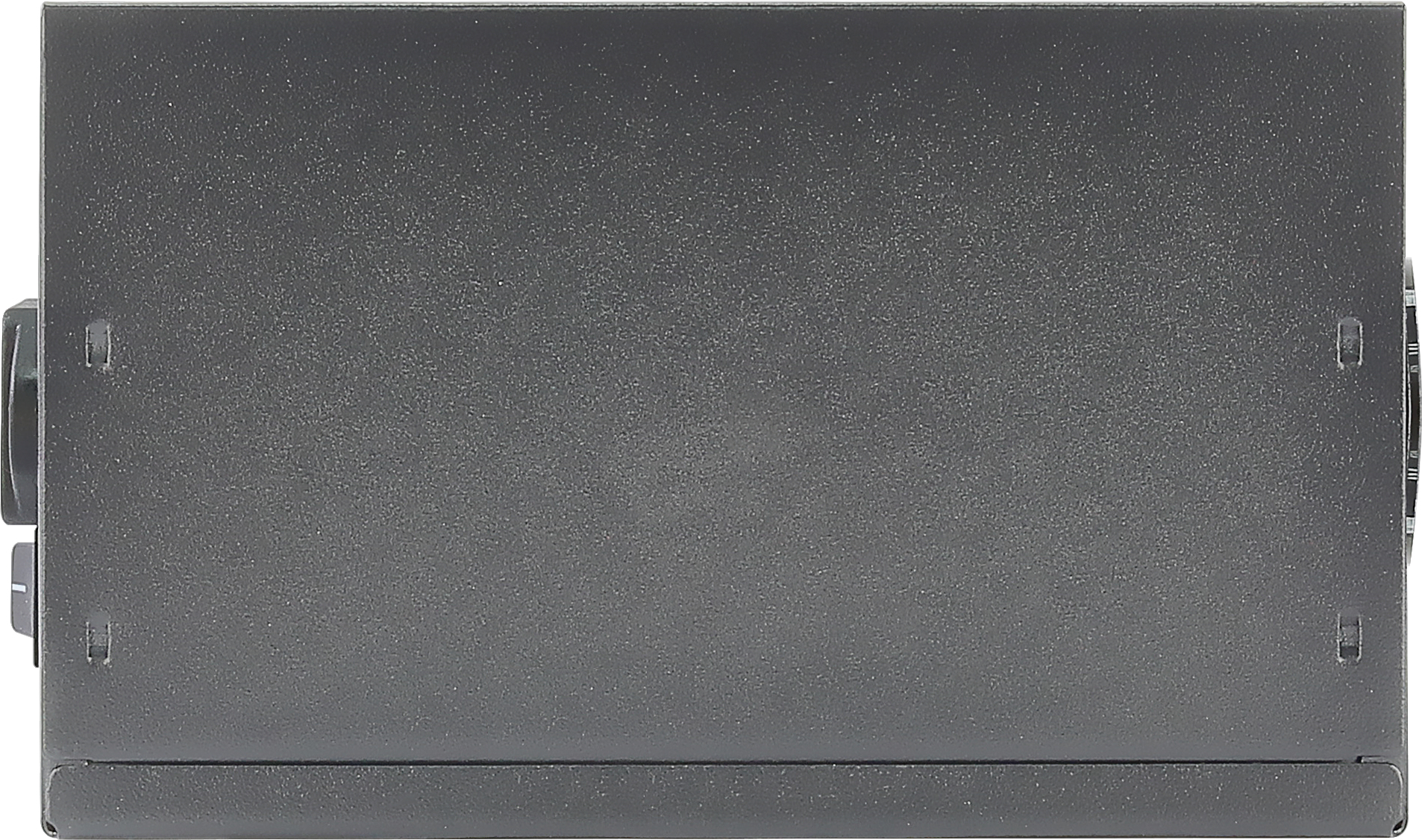 Primo piano di un dispositivo in metallo grigio scuro. Ha una forma rettangolare con diverse piccole aperture rettangolari.