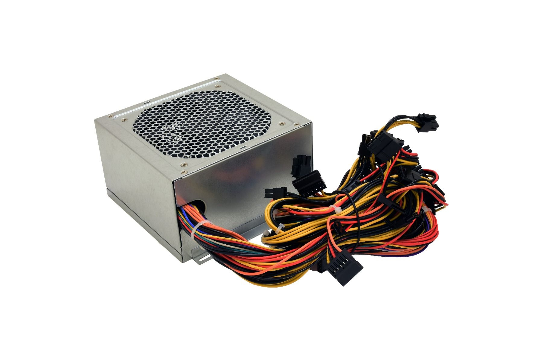 Un alimentatore per computer argentato con ventola nera e cavi multicolore.