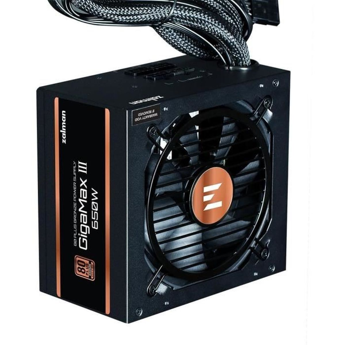 Un alimentatore per computer nero con ventola, dettagli in rame e cavi. Marchio e modello visibili.