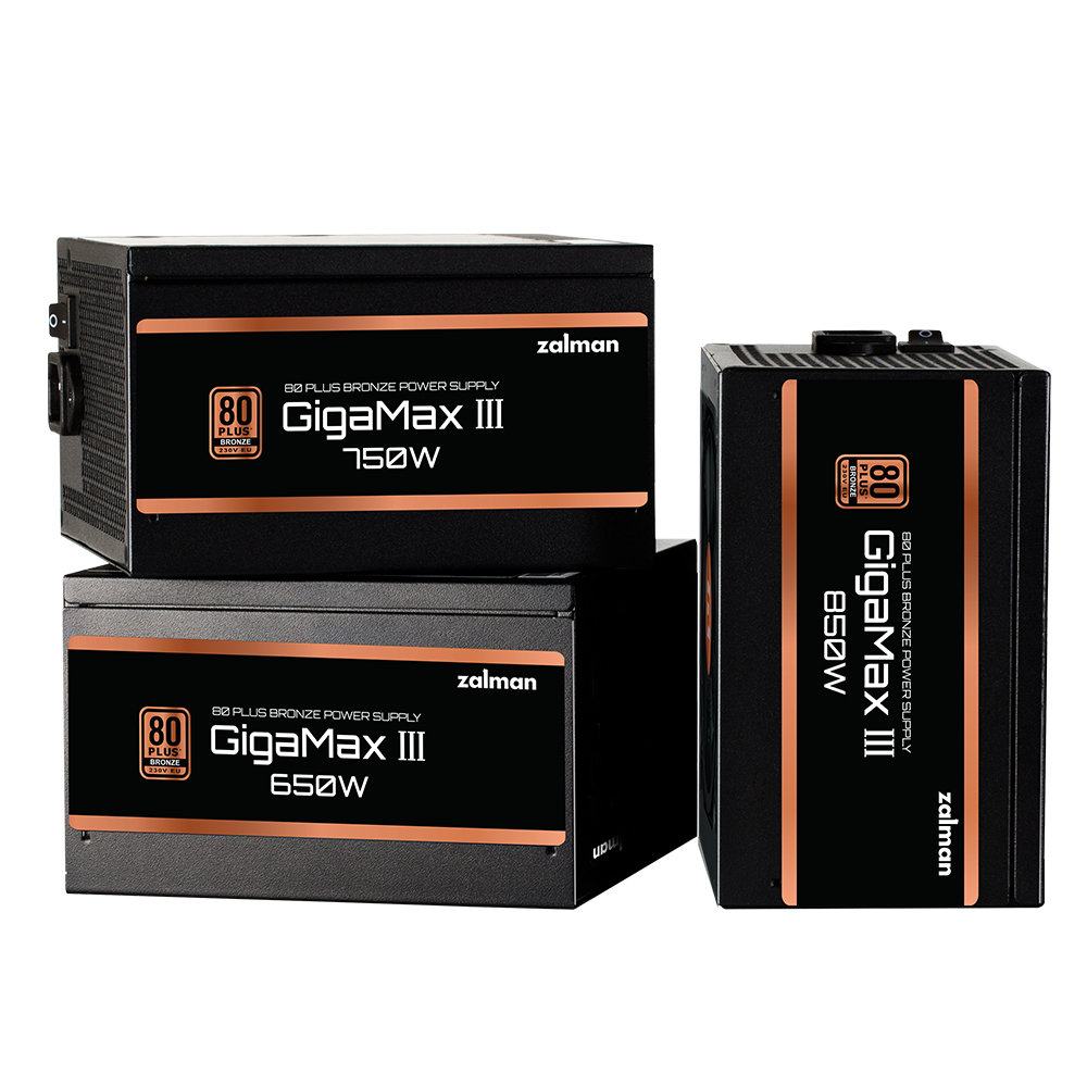 Tre alimentatori Zalman GigaMax III neri. Uno da 750W, un altro da 650W e l'ultimo da 850W. Ognuno ha un adesivo 80 Plus bronzo.