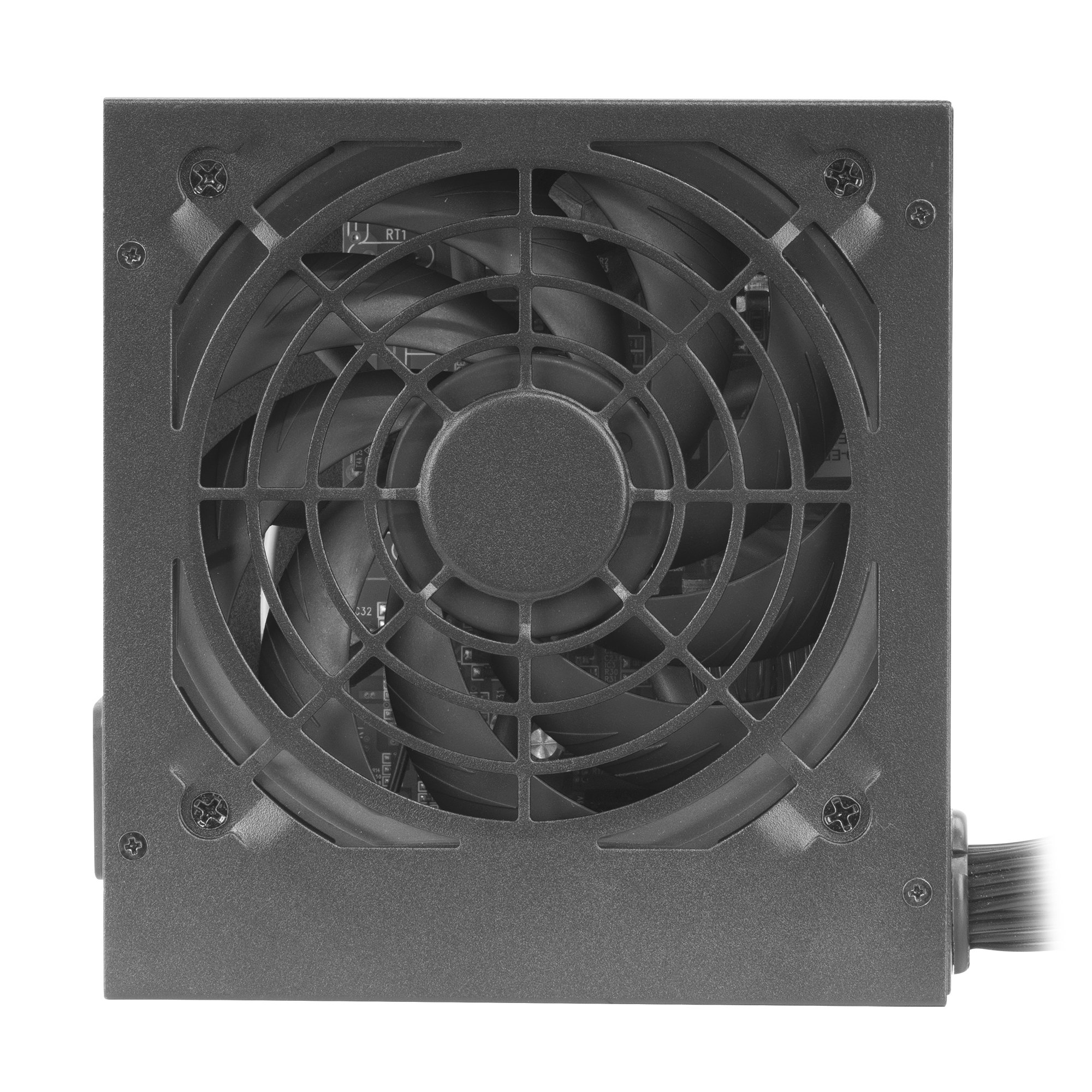 Una fuente de alimentación para ordenador. Tiene un ventilador, una jaula metálica y tornillos. El color es gris oscuro.