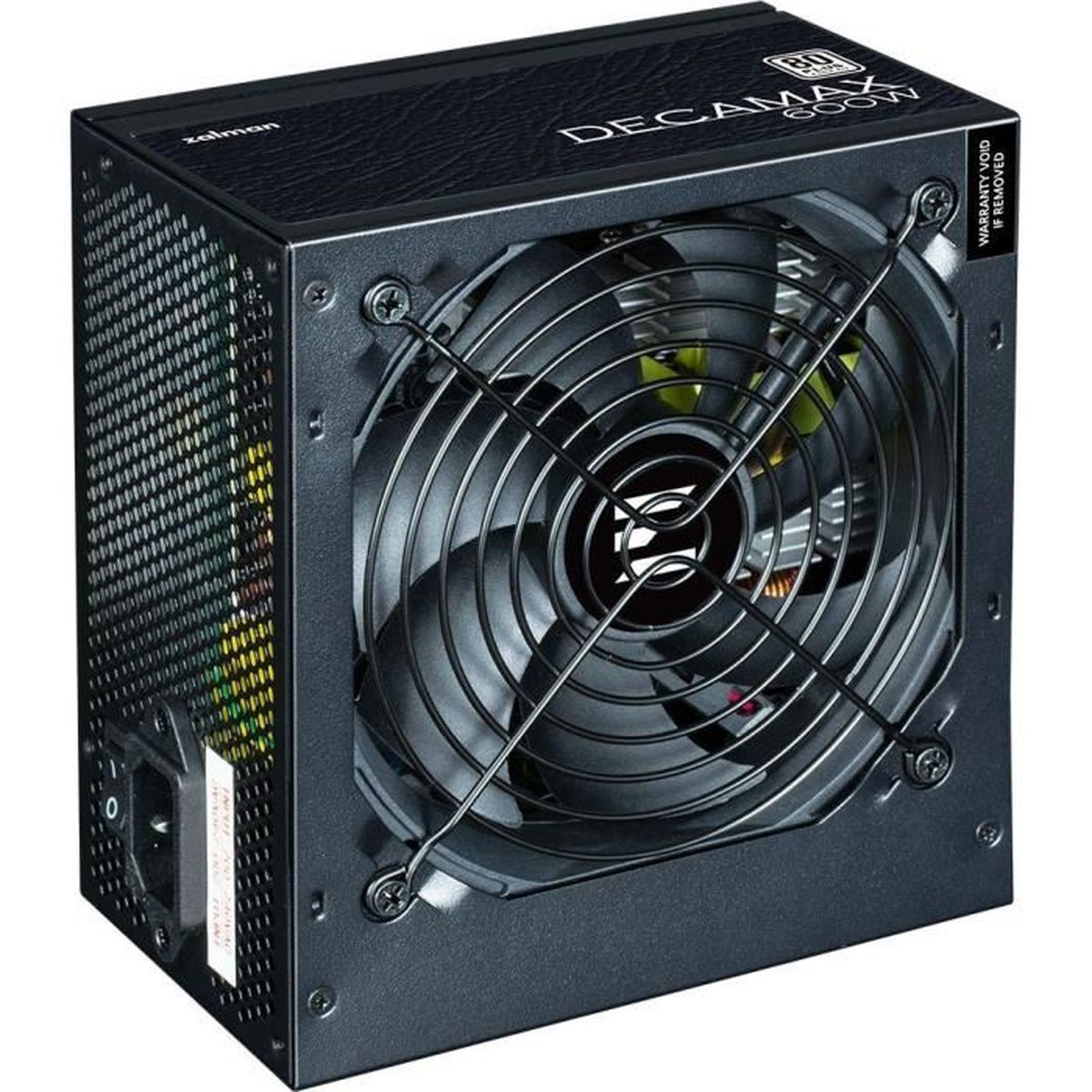 Un alimentatore per computer nero con ventola. Ha una griglia metallica e il marchio è visibile. La ventola è al centro.