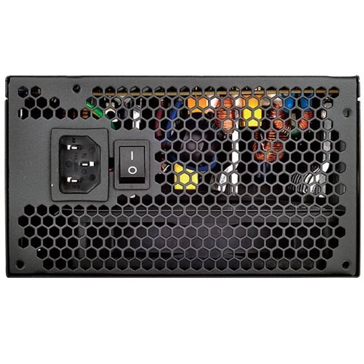 Un alimentatore per computer nero. È dotato di una presa di corrente, un interruttore di alimentazione e una griglia a nido d'ape per la ventilazione.