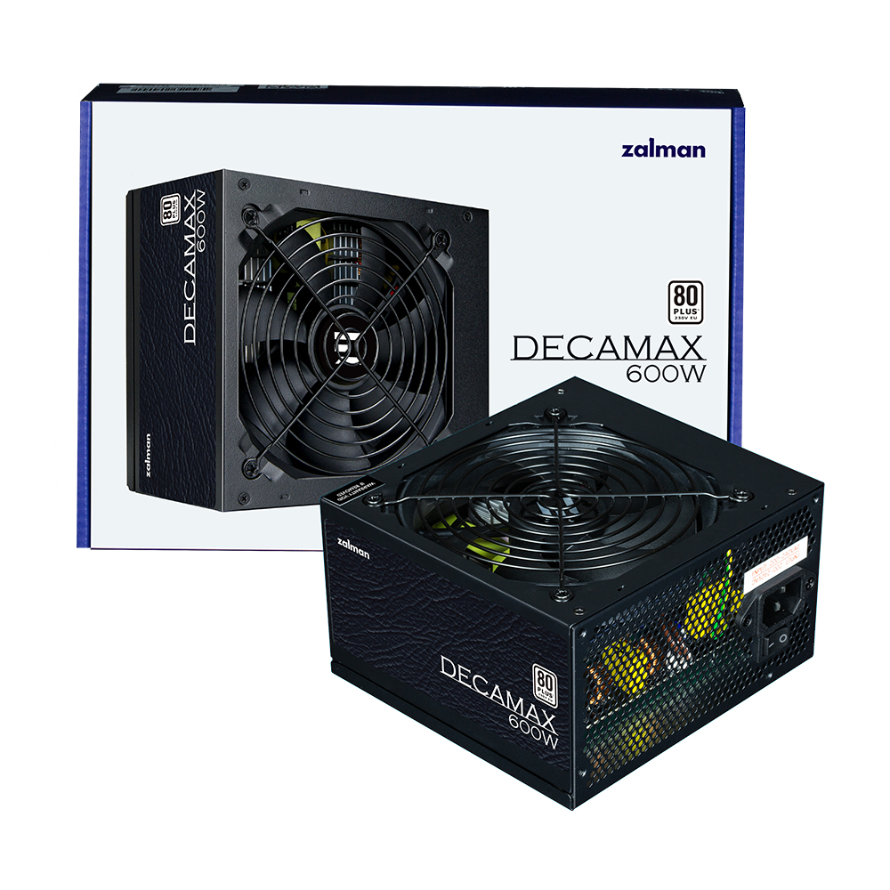 Un alimentatore Zalman Decamax 600W nero viene mostrato, insieme alla sua confezione. L'alimentatore ha una ventola e la scatola ha del testo.