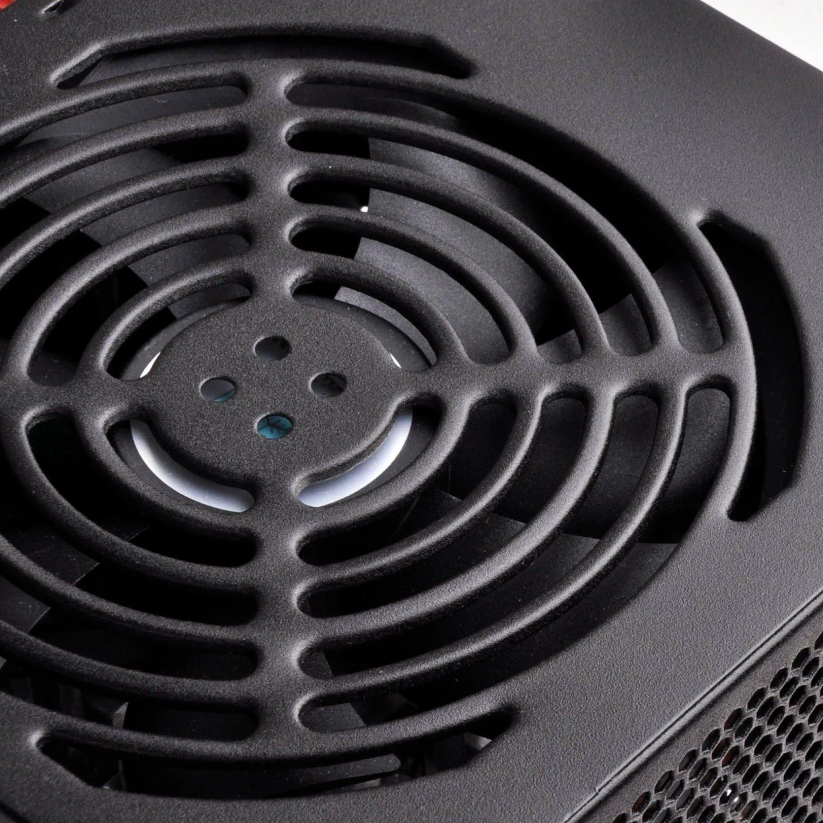 Primo piano di una ventola per computer nera. Design circolare con barre curve sulle pale. Lo sfondo è bianco.